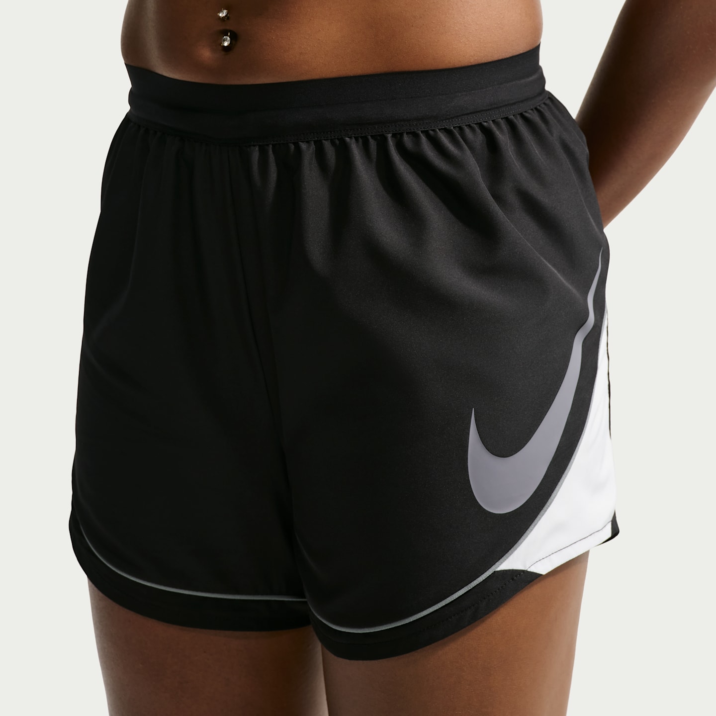 Женские беговые шорты Nike Swoosh Dri-FIT со средней посадкой, без подкладки, цвет: Чёрный / Белый — фото 2