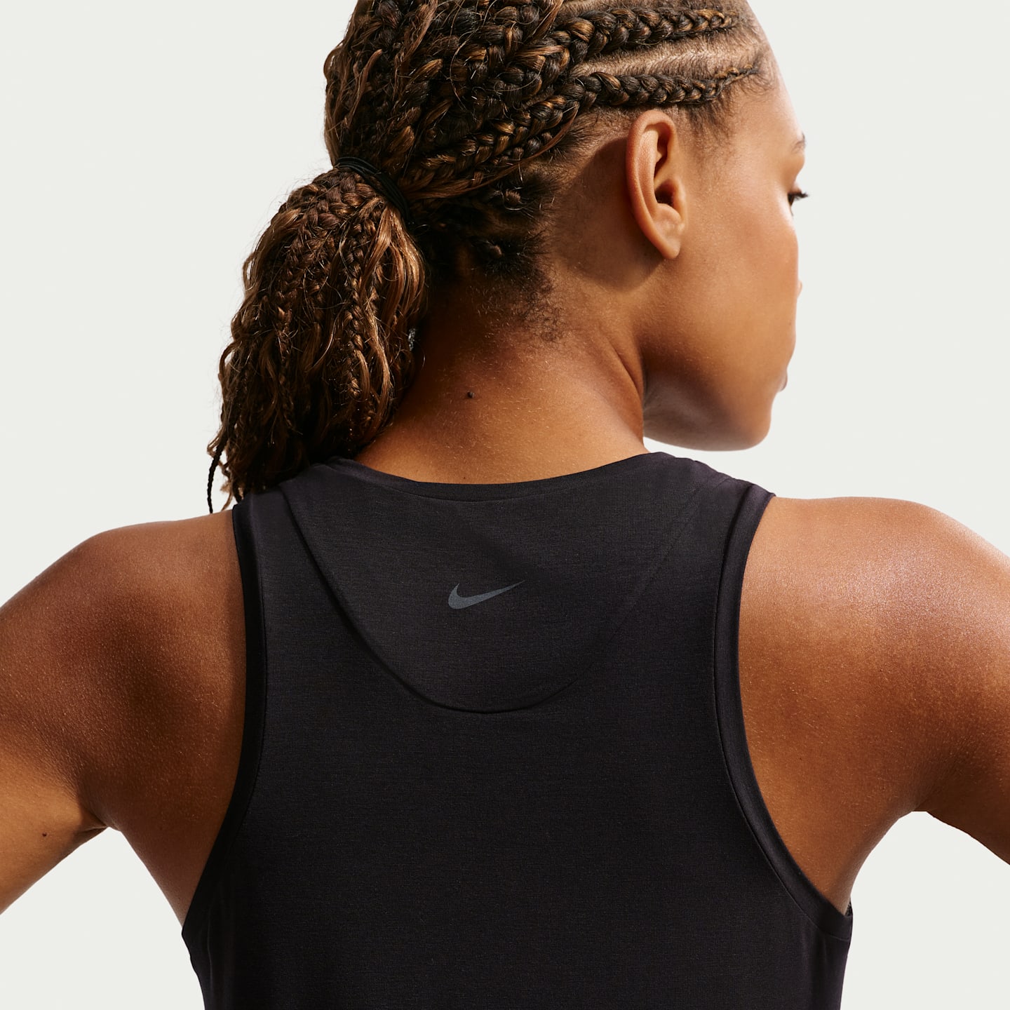 Женская майка Nike Zenvy, цвет: Чёрный / Холодный серый — фото 2