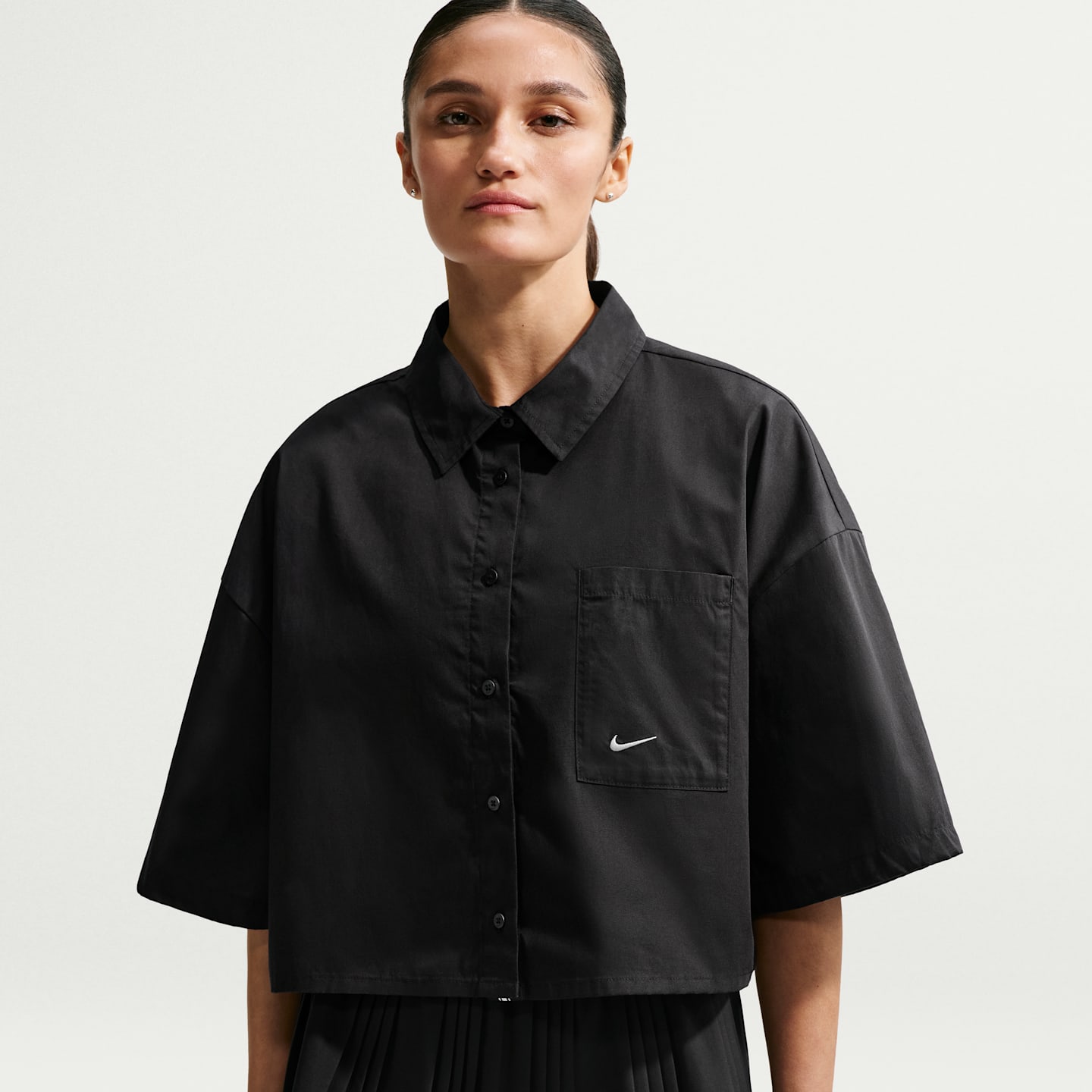 Женский топ Nike Sportswear Chill Poplin Oversized Top, цвет: Чёрный / Снежный белый — фото 1