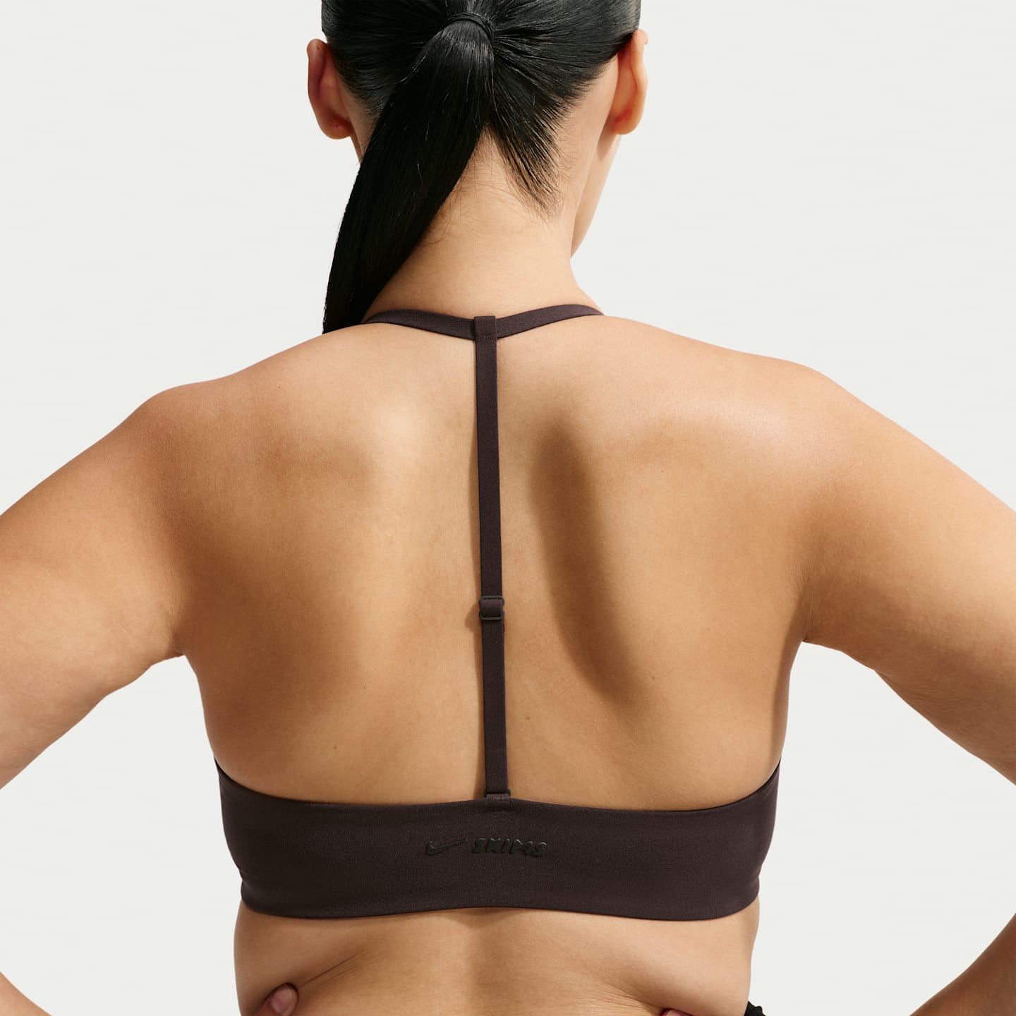 Женский спортивный бюстгальтер NikeSKIMS Studio Stretch треугольной формы, цвет: Кофейный — фото 8