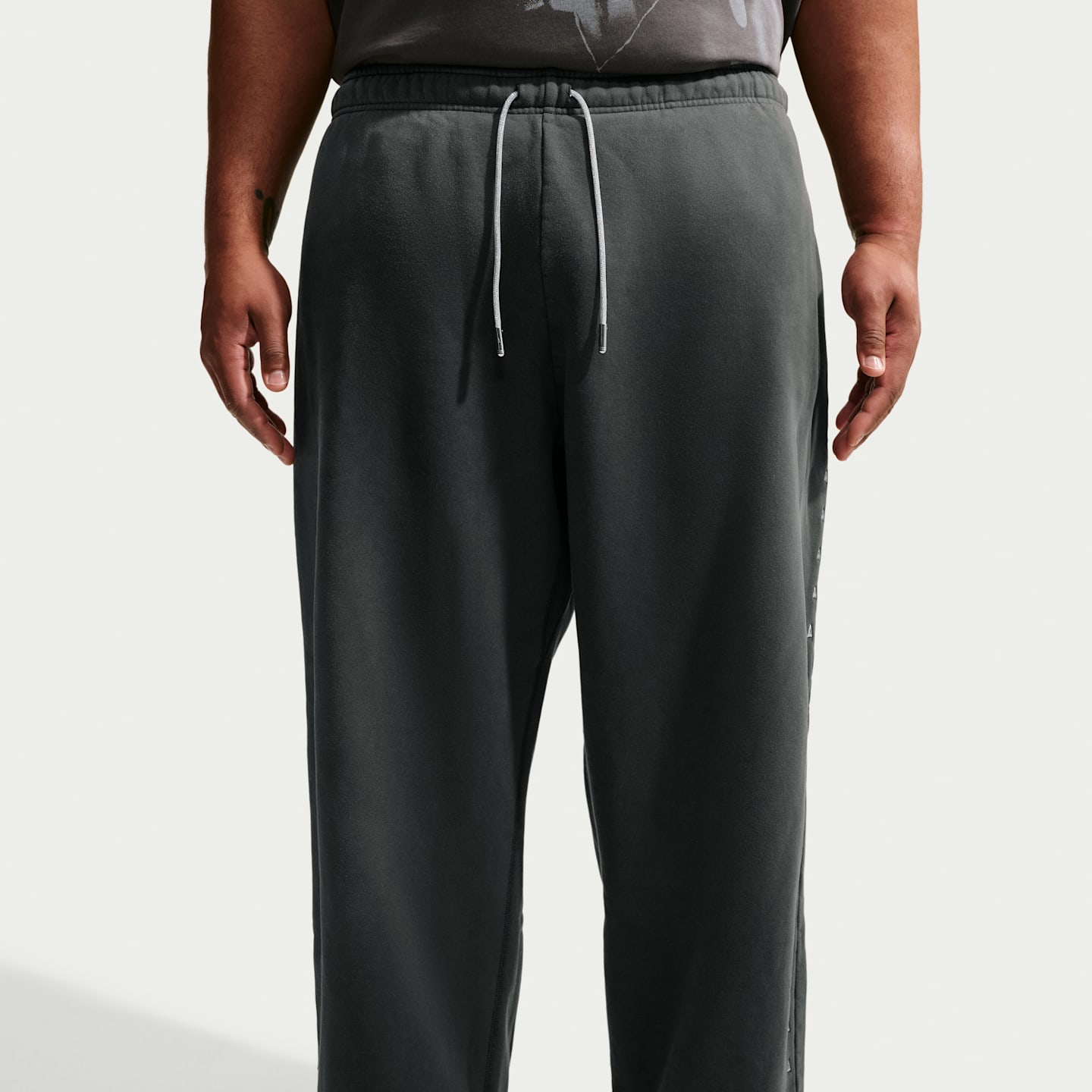 Мужские флисовые баскетбольные брюки Nike Ja Standard Issue Therma-FIT, цвет: Чёрный еловый / Ледяной серебряный — фото 7