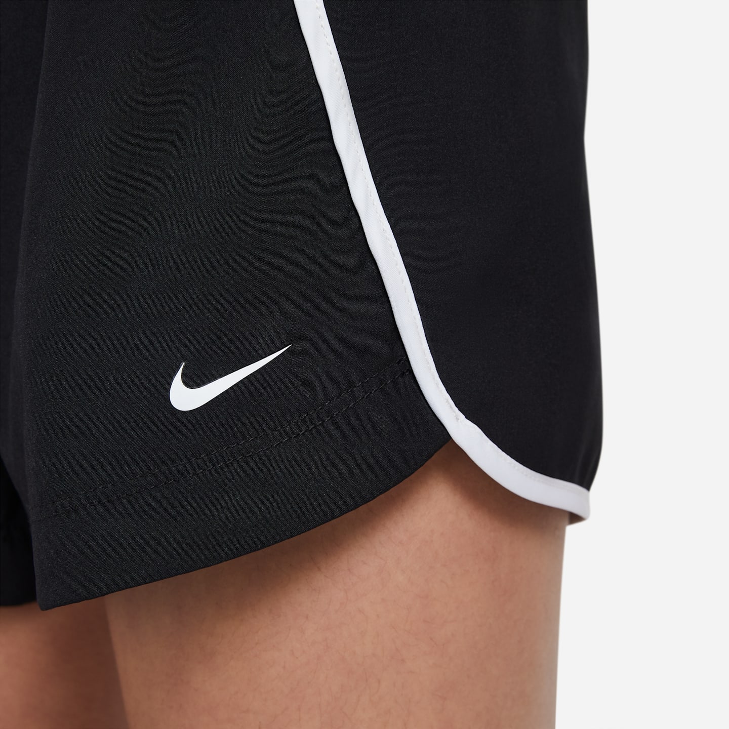 Детские беговые шорты для девочек Nike Dri-FIT Sprinter, цвет: Чёрный / Белый — фото 4