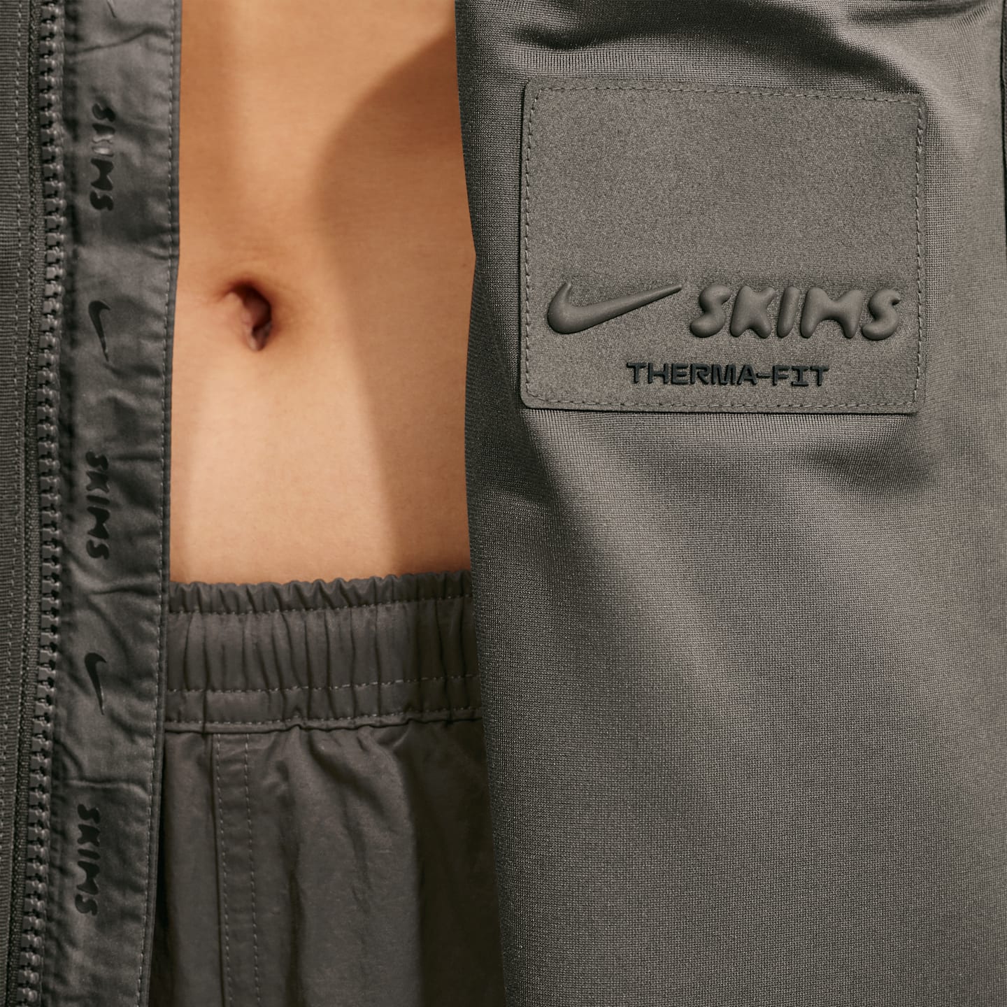 Женская куртка NikeSKIMS Sherpa Oversized Full-Zip Hooded, цвет: Обсидиановый — фото 7