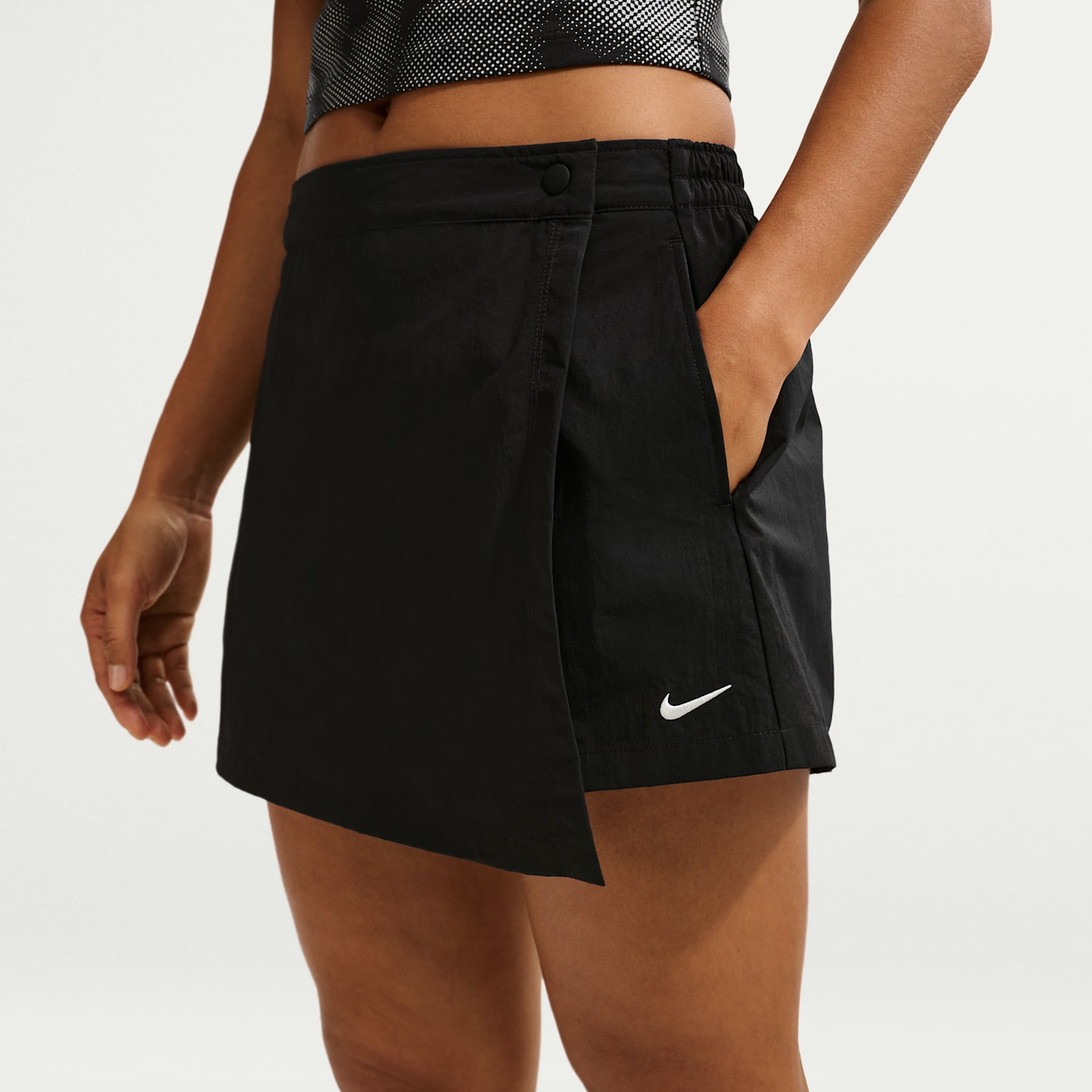 Женская юбка-шорты Nike Sportswear со средней посадкой, цвет: Чёрный / Молочный — фото 2