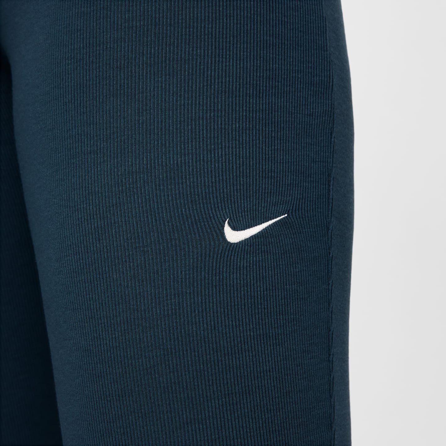 Женские облегающие расклешённые леггинсы Nike Sportswear Chill Knit в мини-рубчик, цвет: Тёмно-синий / Молочный — фото 3