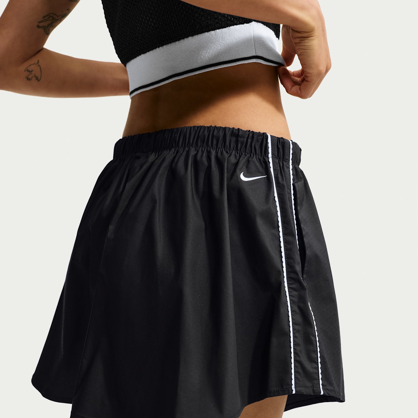 Женская поплиновая юбка Nike Sportswear с фигурным краем и средней посадкой, цвет: Чёрный / Молочный — фото 3