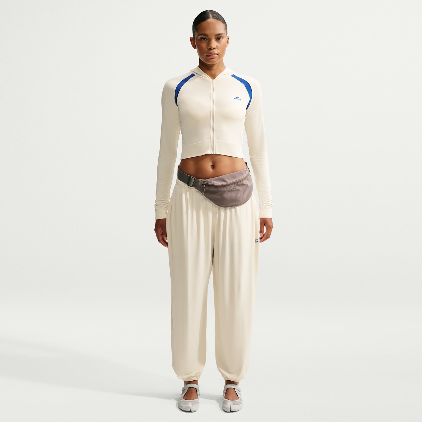 Женские эластичные трикотажные брюки NikeSKIMS Stretch Knit, цвет: Слоновая кость / Кобальтовый — фото 1
