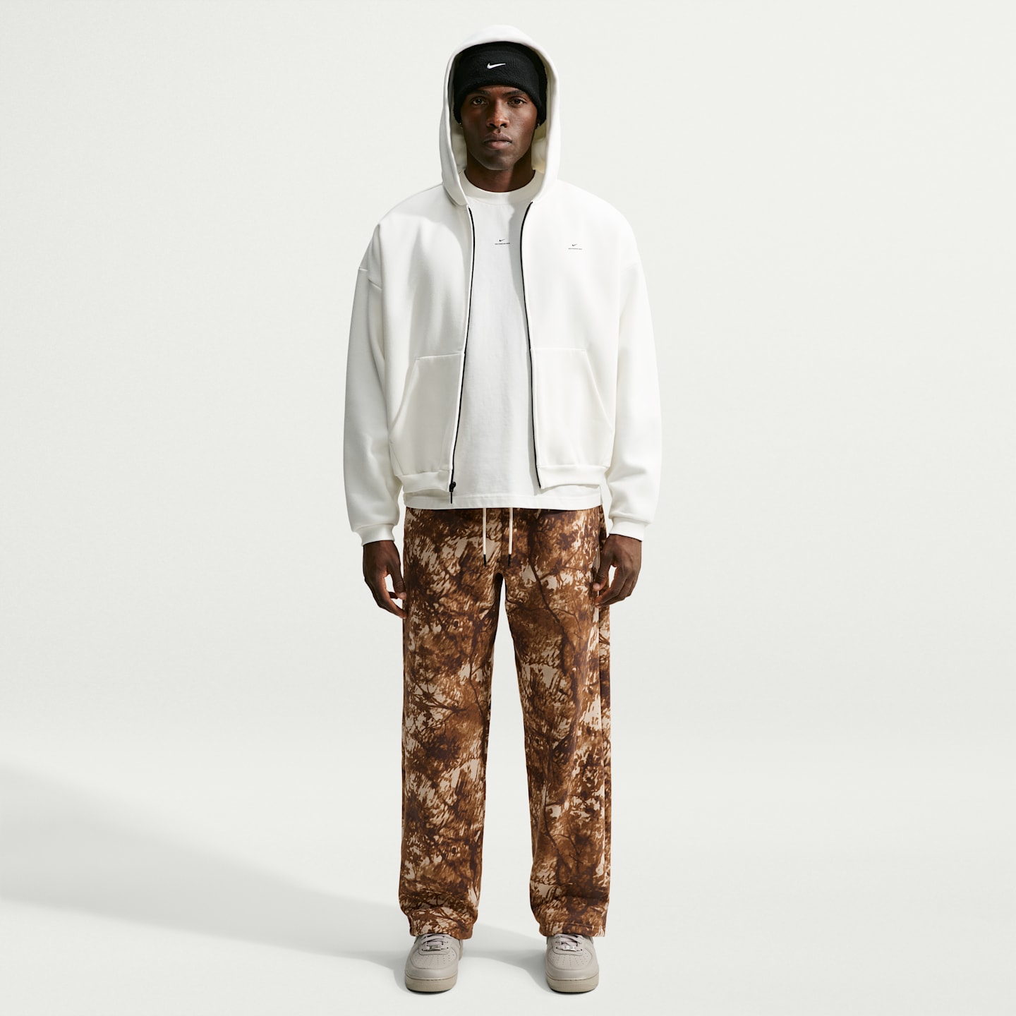 Мужские баскетбольные брюки Nike Standard Issue с начёсом и открытым низом, цвет: Пустынный хаки / Бледная слоновая кость — фото 1