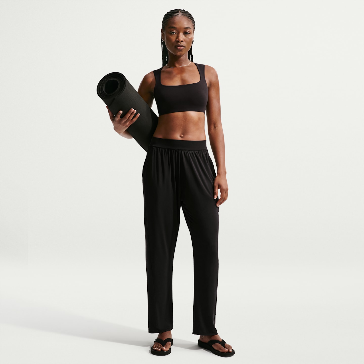 Женские брюки Nike Zenvy свободного кроя со средней посадкой, цвет: Чёрный / Холодный серый — фото 1