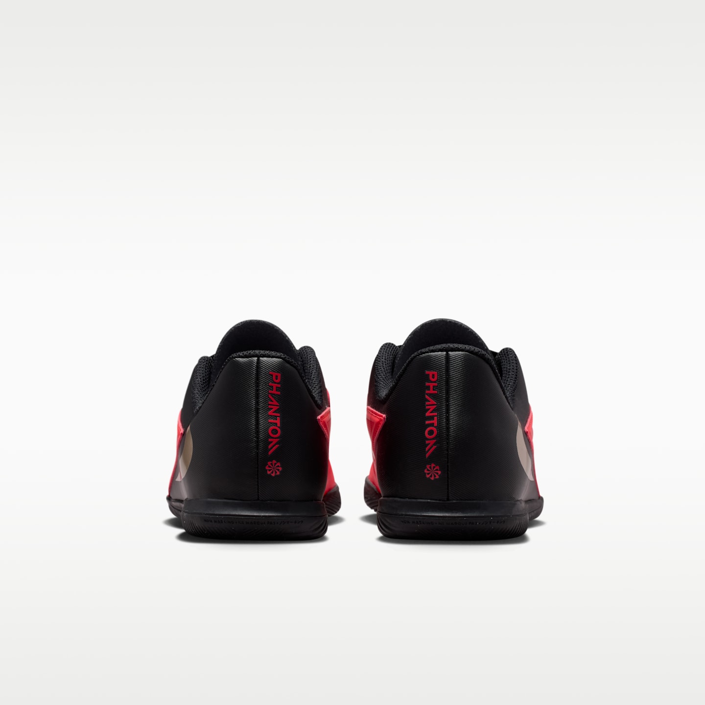 Детские кроссовки Nike Jr. Phantom 6 Low Club Indoor/Court Soccer, цвет: Яркий малиновый / Чёрный — фото 6