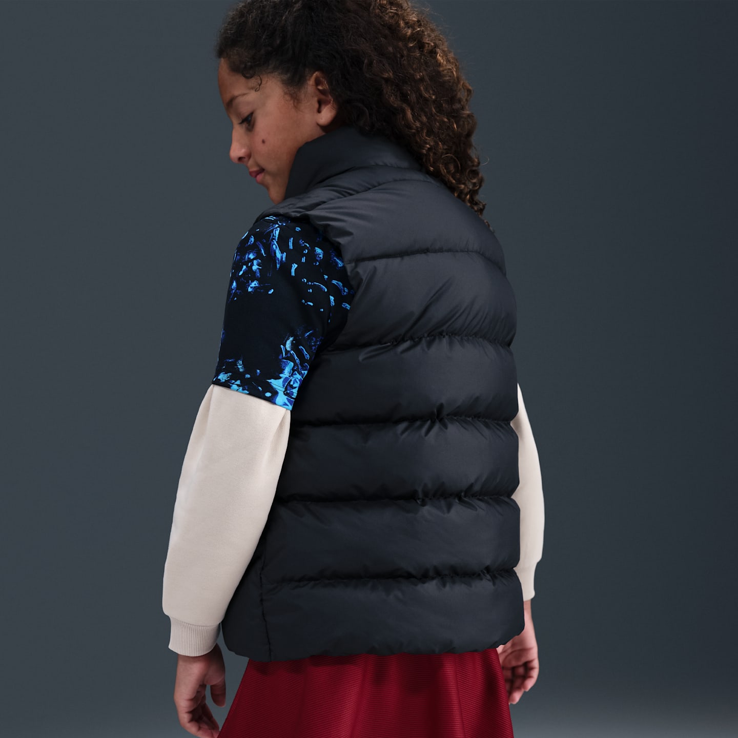 Детский жилет Nike Sportswear All Day Play Therma-FIT Loose-Fit Puffer Vest, цвет: Чёрный / Белый — фото 4