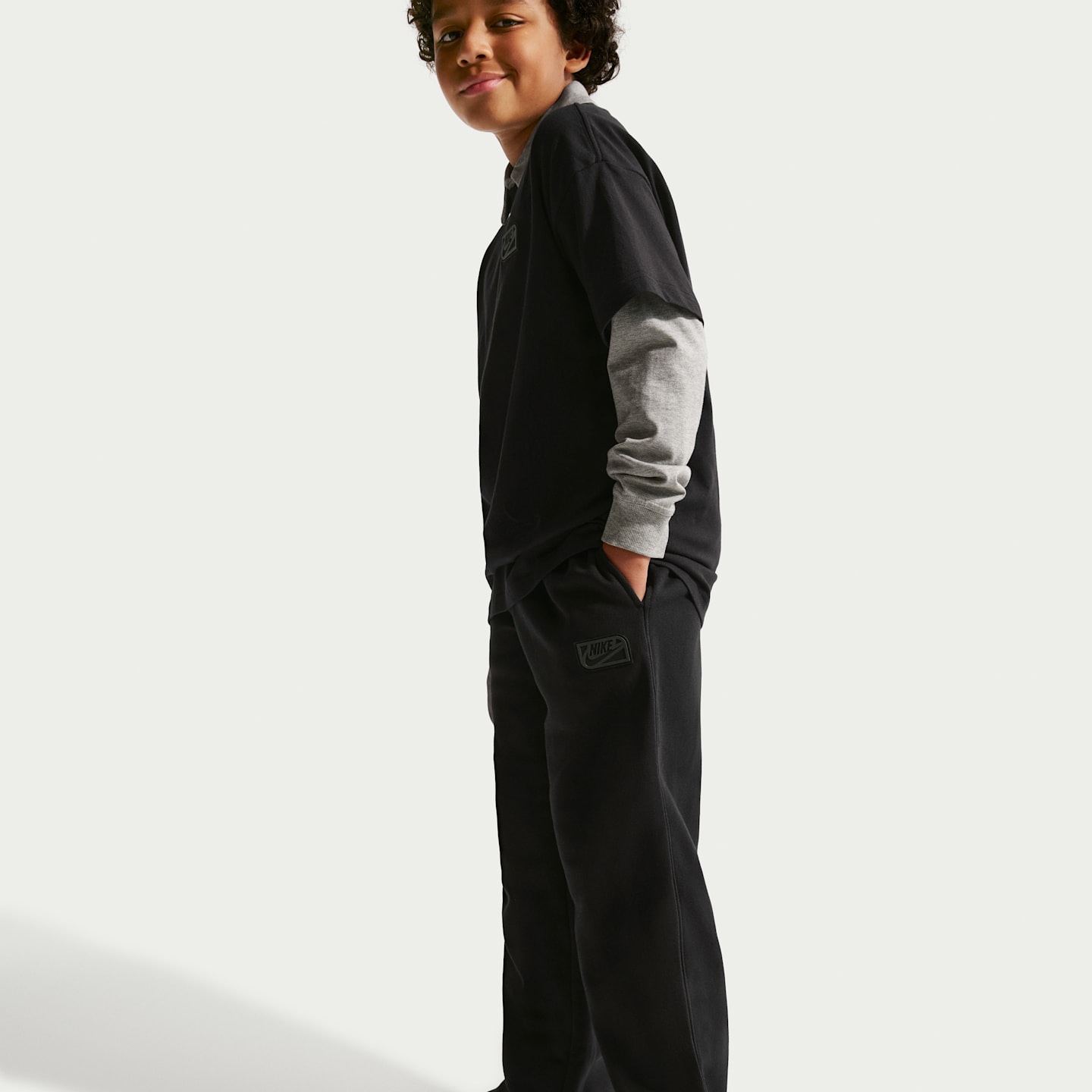 Детские флисовые брюки Nike Sportswear Club Fleece с открытым низом, цвет: Чёрный / Антрацитовый — фото 4