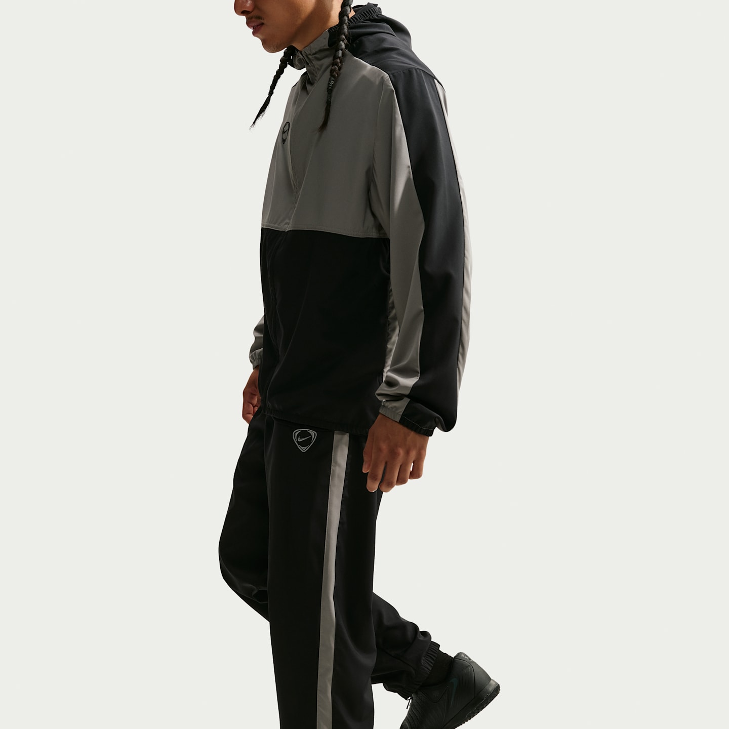Мужские футбольные брюки Nike Strike Dri-FIT Woven Track, цвет: Чёрный / Стальной серый — фото 4