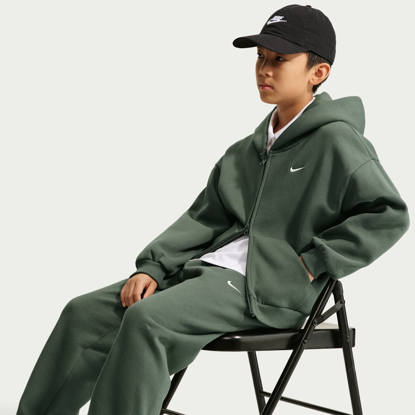 Детские флисовые брюки Nike Solo Swoosh с манжетами, цвет: Камуфляжный зелёный / Молочный — фото 5