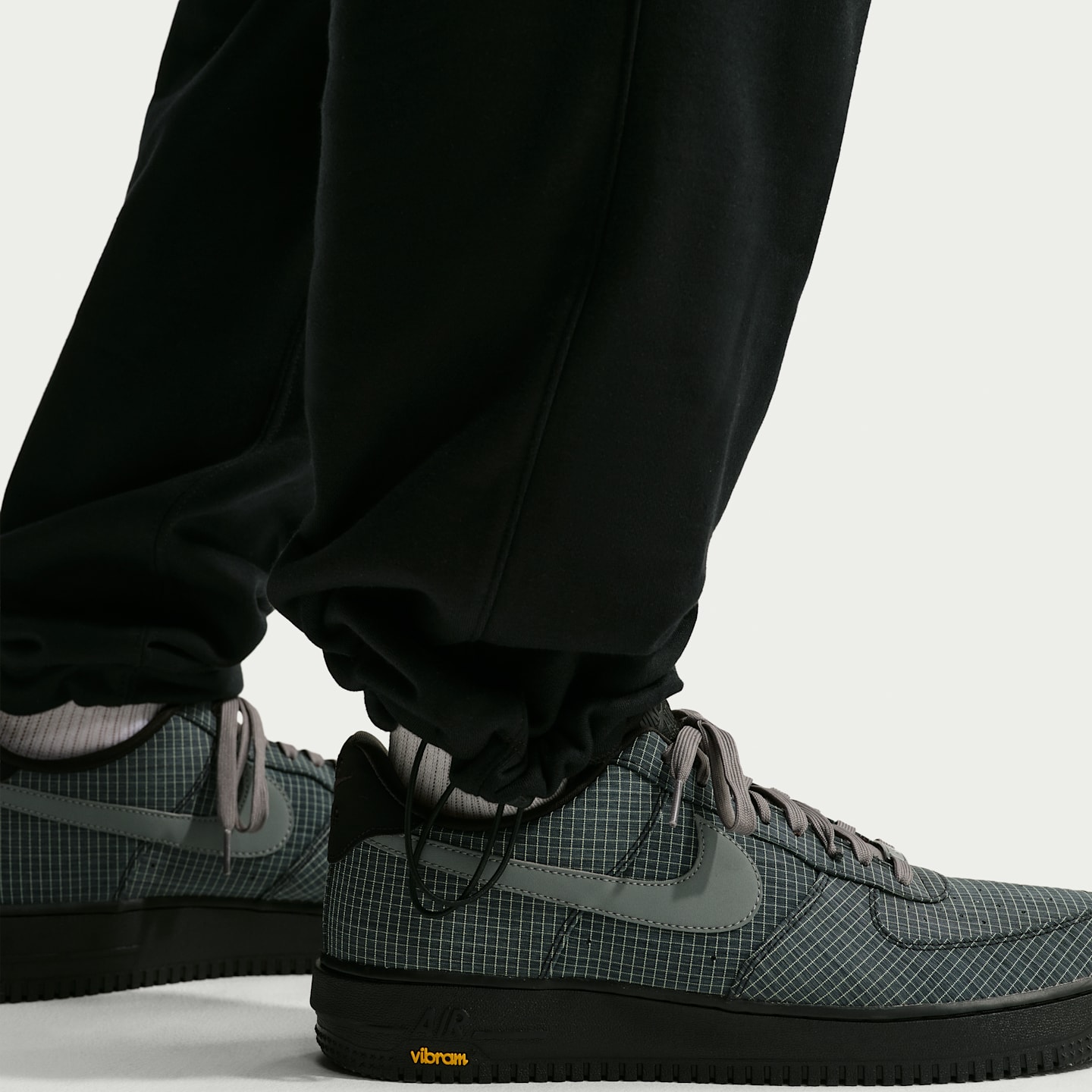 Мужские флисовые брюки-карго с открытым низом Nike Club, цвет: Чёрный / Белый — фото 6