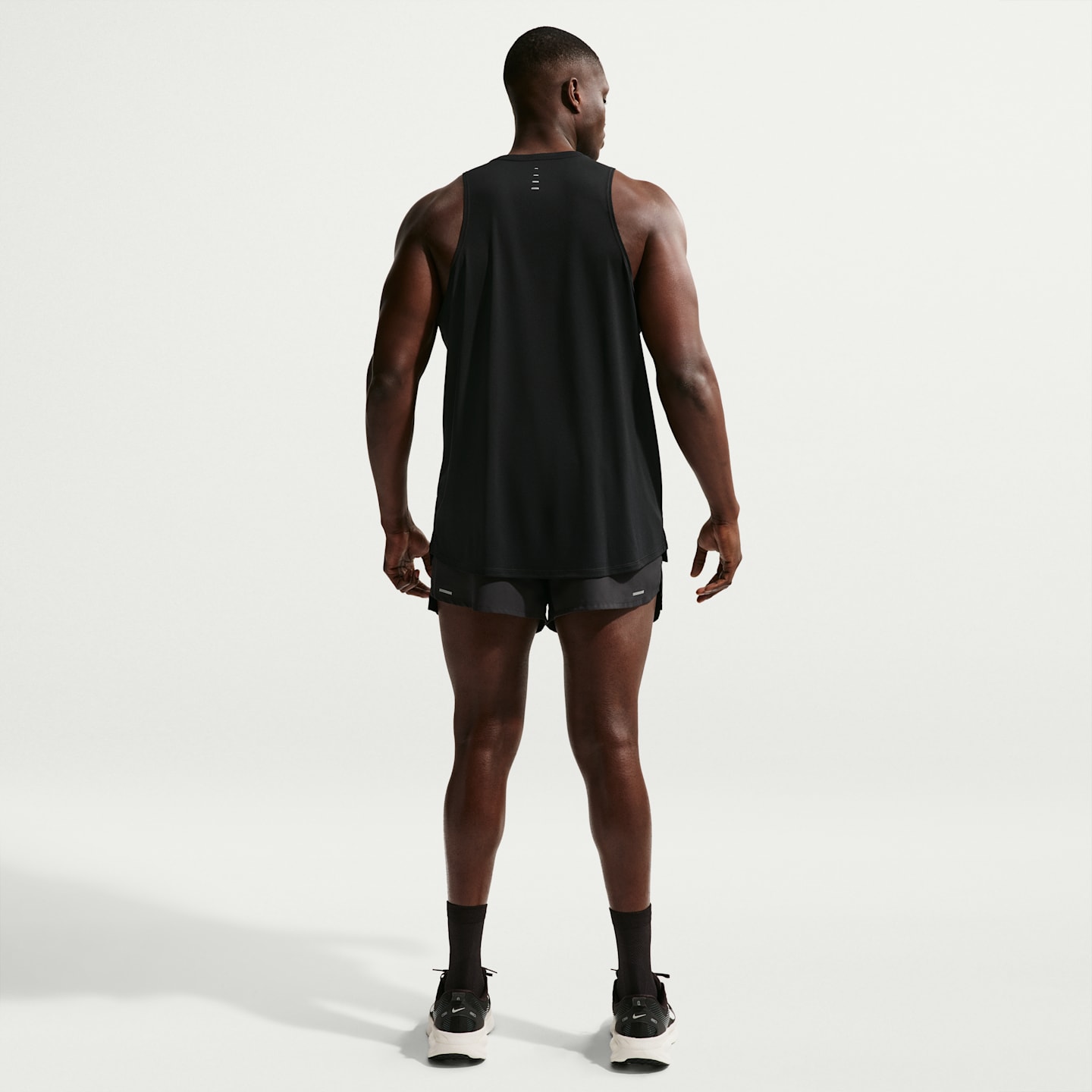 Мужская беговая майка Nike Stride Dri-FIT ADV, цвет: Чёрный — фото 10