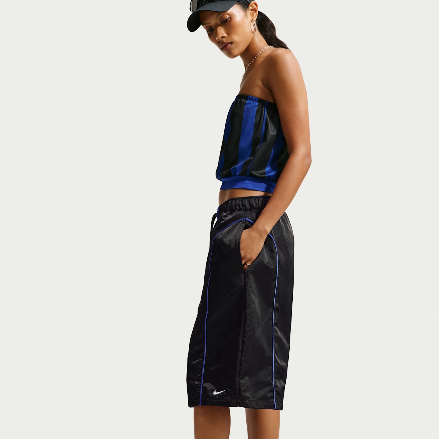 Женские тканые шорты Nike Sportswear свободного кроя со средней посадкой, цвет: Чёрный / Королевский синий — фото 4