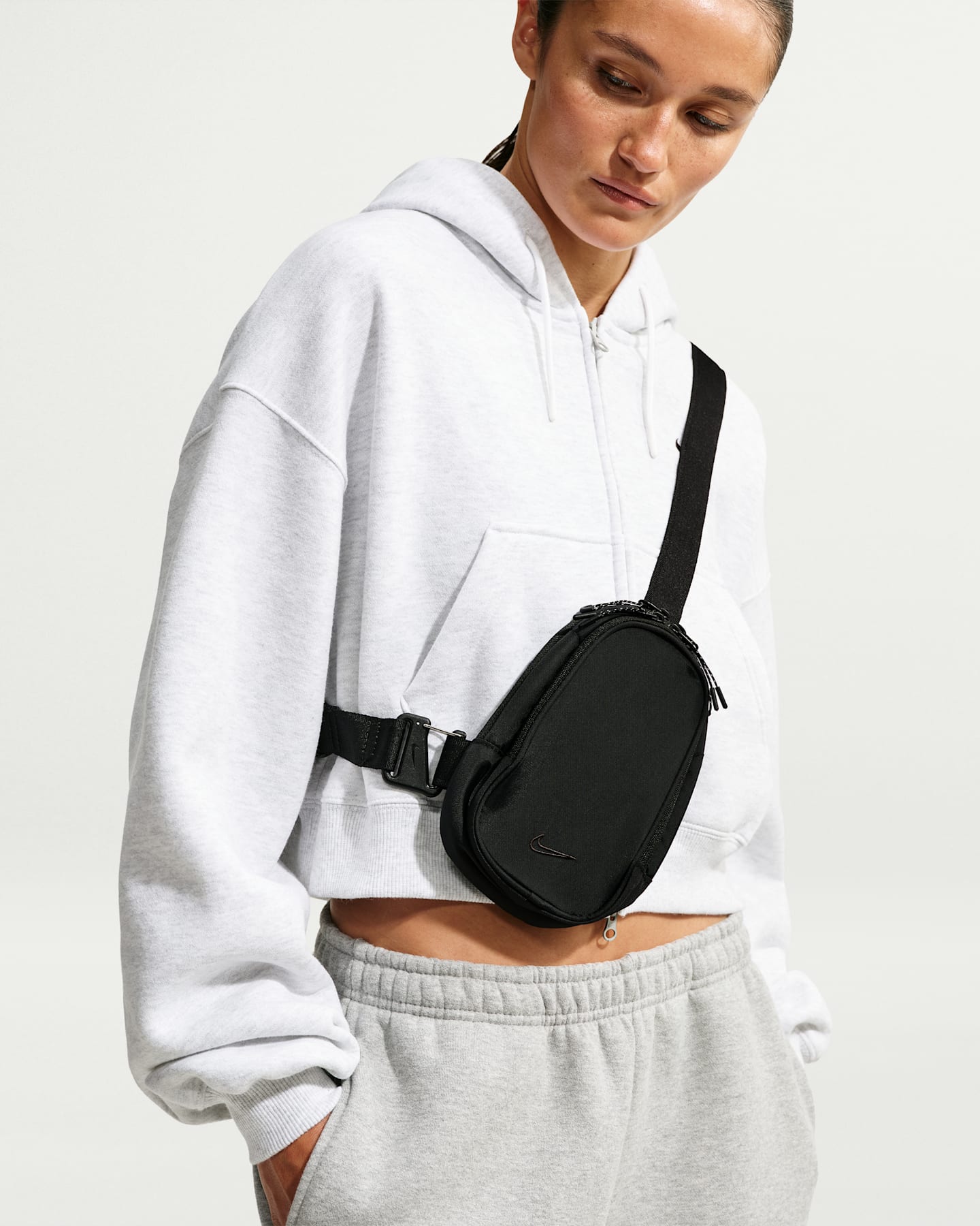Женская сумка Nike Commute Crossbody (1L), цвет: Чёрный / Антрацитовый — фото 11