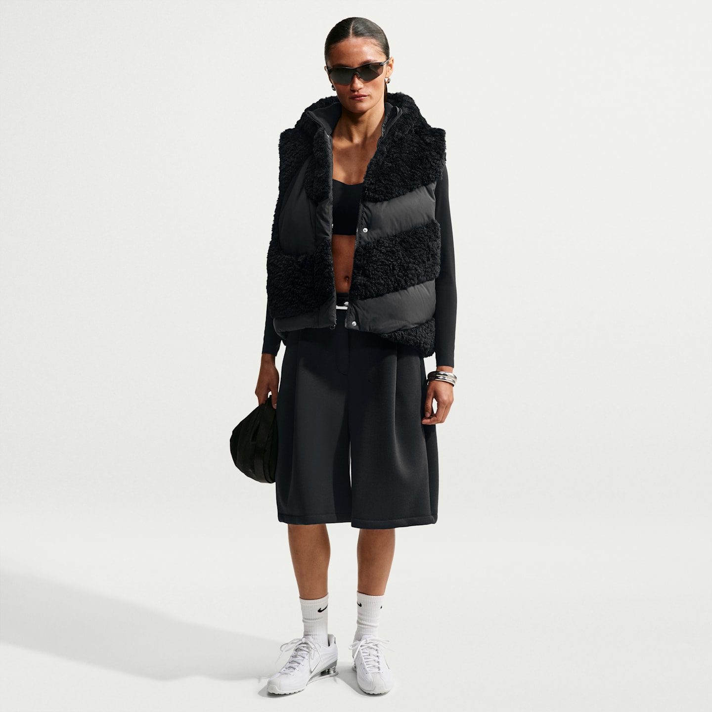 Женский свободный пуховый жилет Nike Sportswear Swoosh Series Therma-FIT с капюшоном, цвет: Чёрный — фото 4