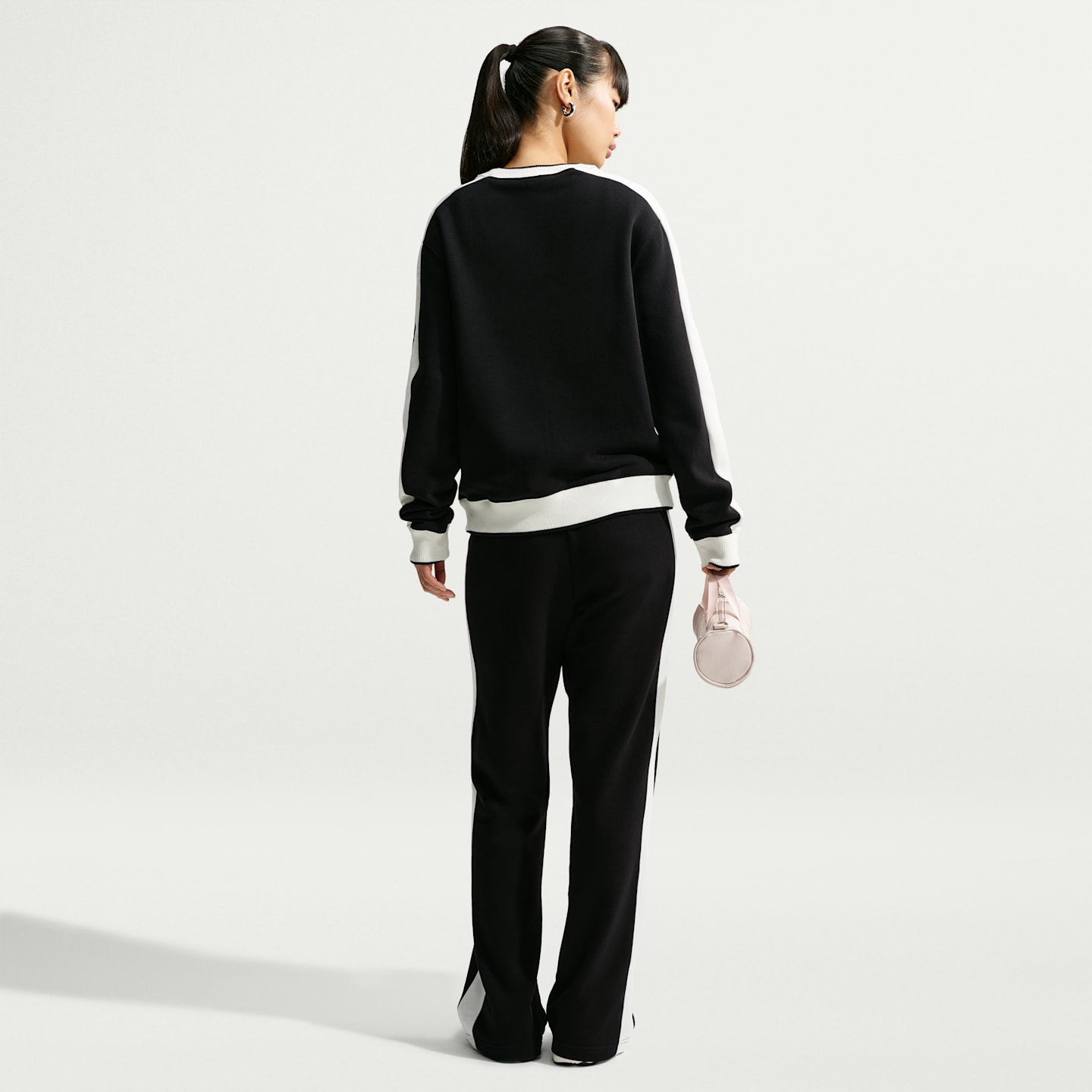 Женские толстовки Nike Studio Fleece Medium Weight Crew, цвет: Чёрный / Молочный — фото 5
