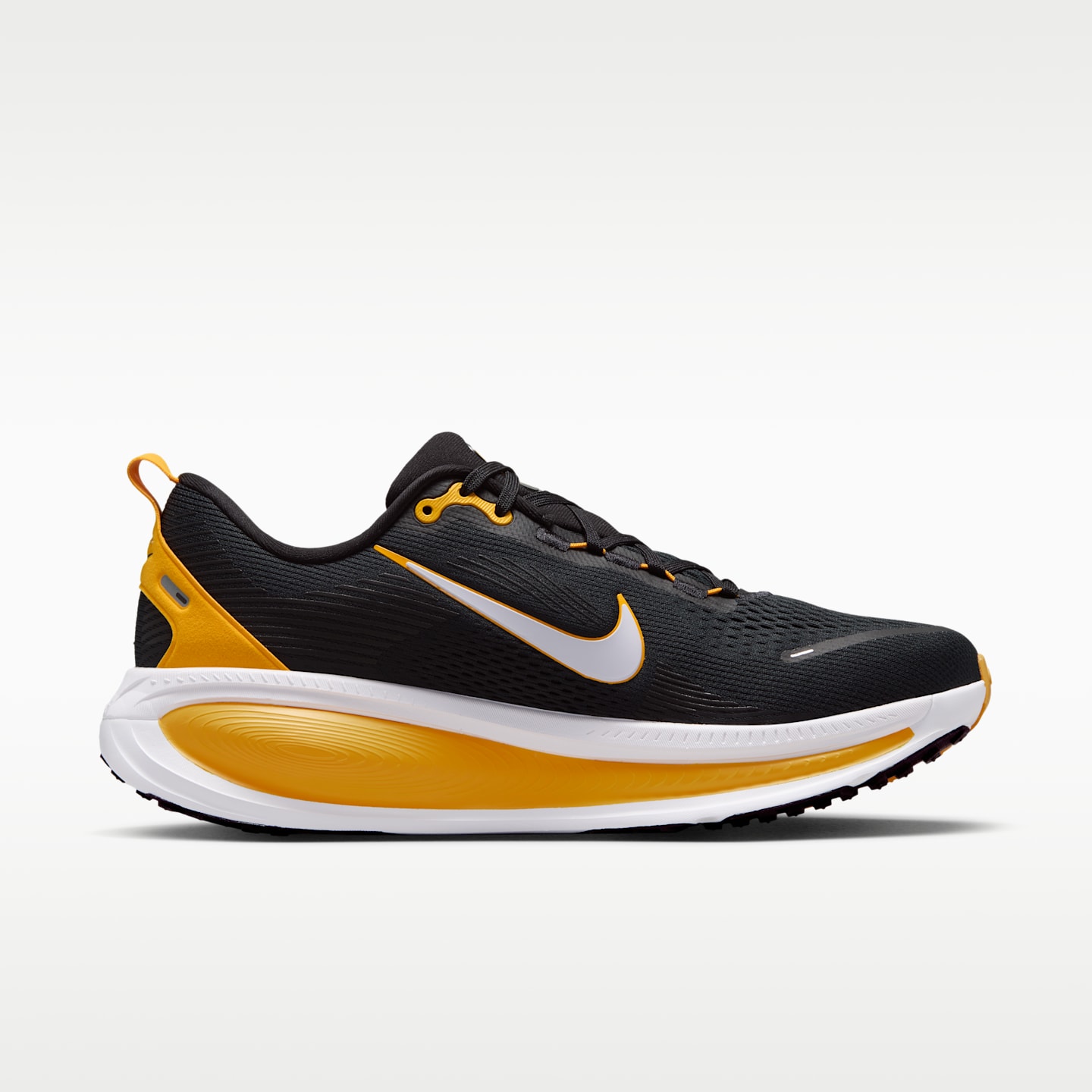 Мужские кроссовки Nike Vomero 18 (Pittsburgh Steelers) NFL Road Running, цвет: Чёрный / Золотой — фото 3