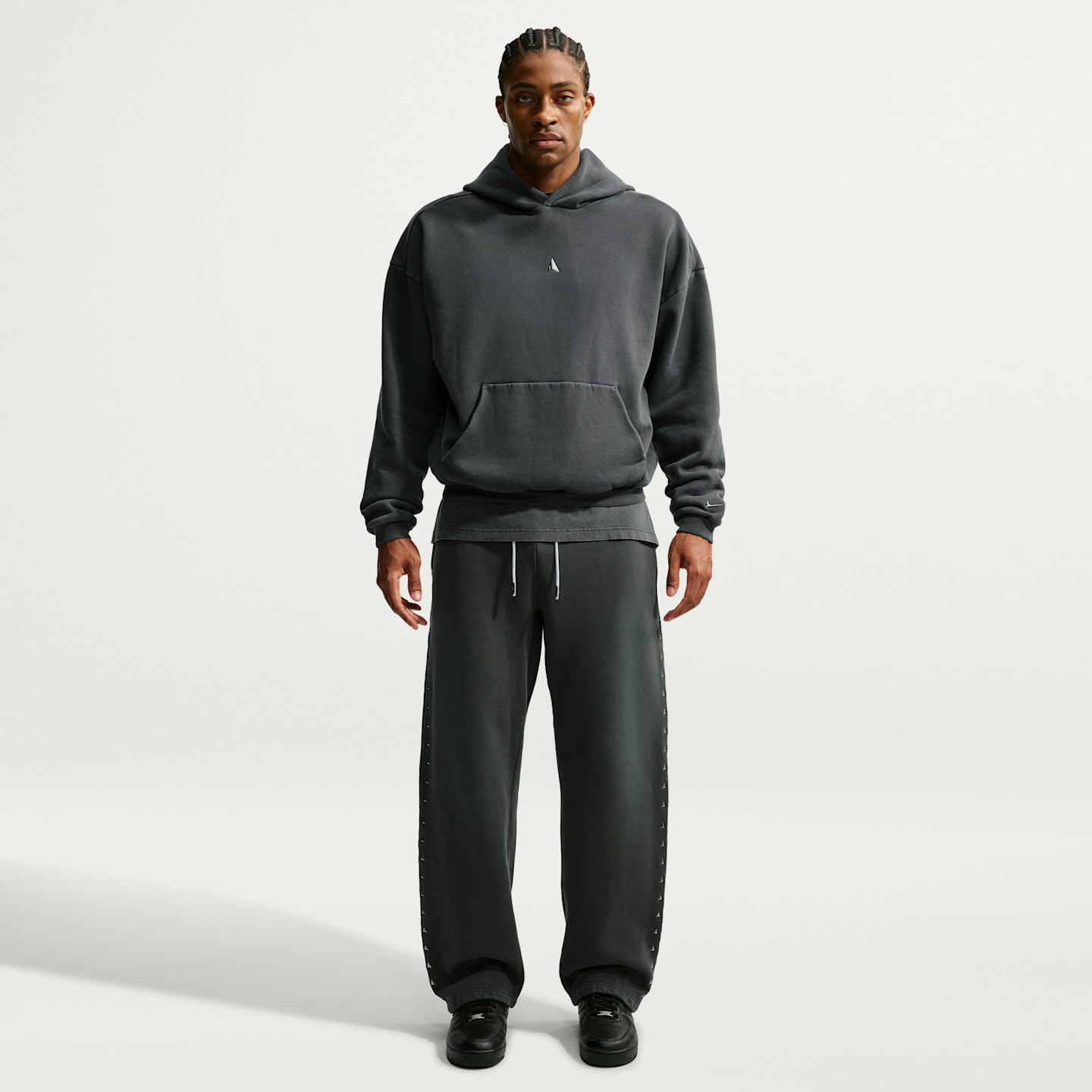 Мужские флисовые баскетбольные брюки Nike Ja Standard Issue Therma-FIT, цвет: Чёрный еловый / Ледяной серебряный — фото 1