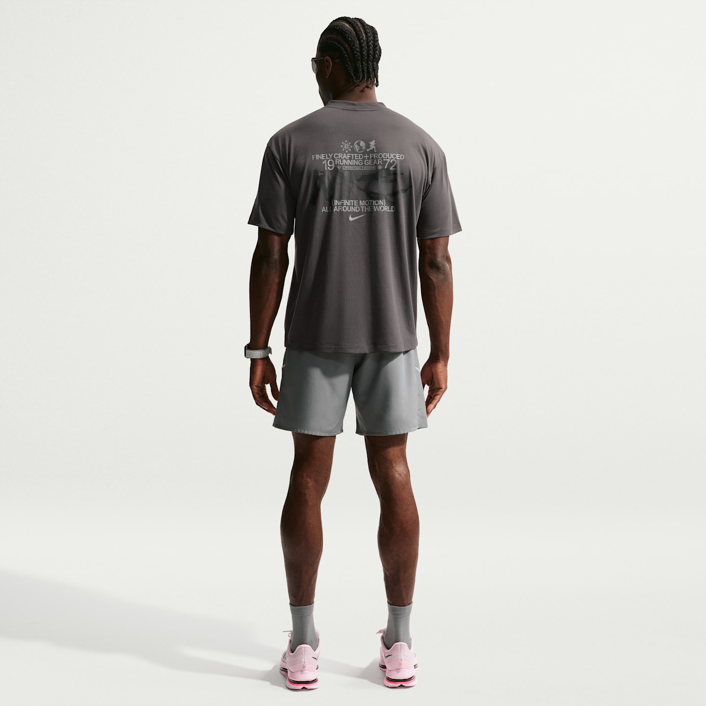 Мужской беговой топ Nike Dri-FIT с коротким рукавом, цвет: Средний пепельный / Чёрный — фото 5
