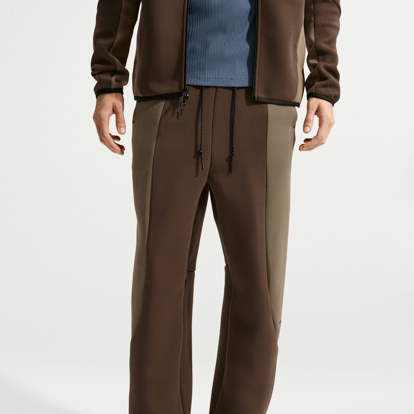 Мужские брюки Nike Tech Color-Block Open-Hem Fleece, цвет: Коричневый / Чёрный — фото 2