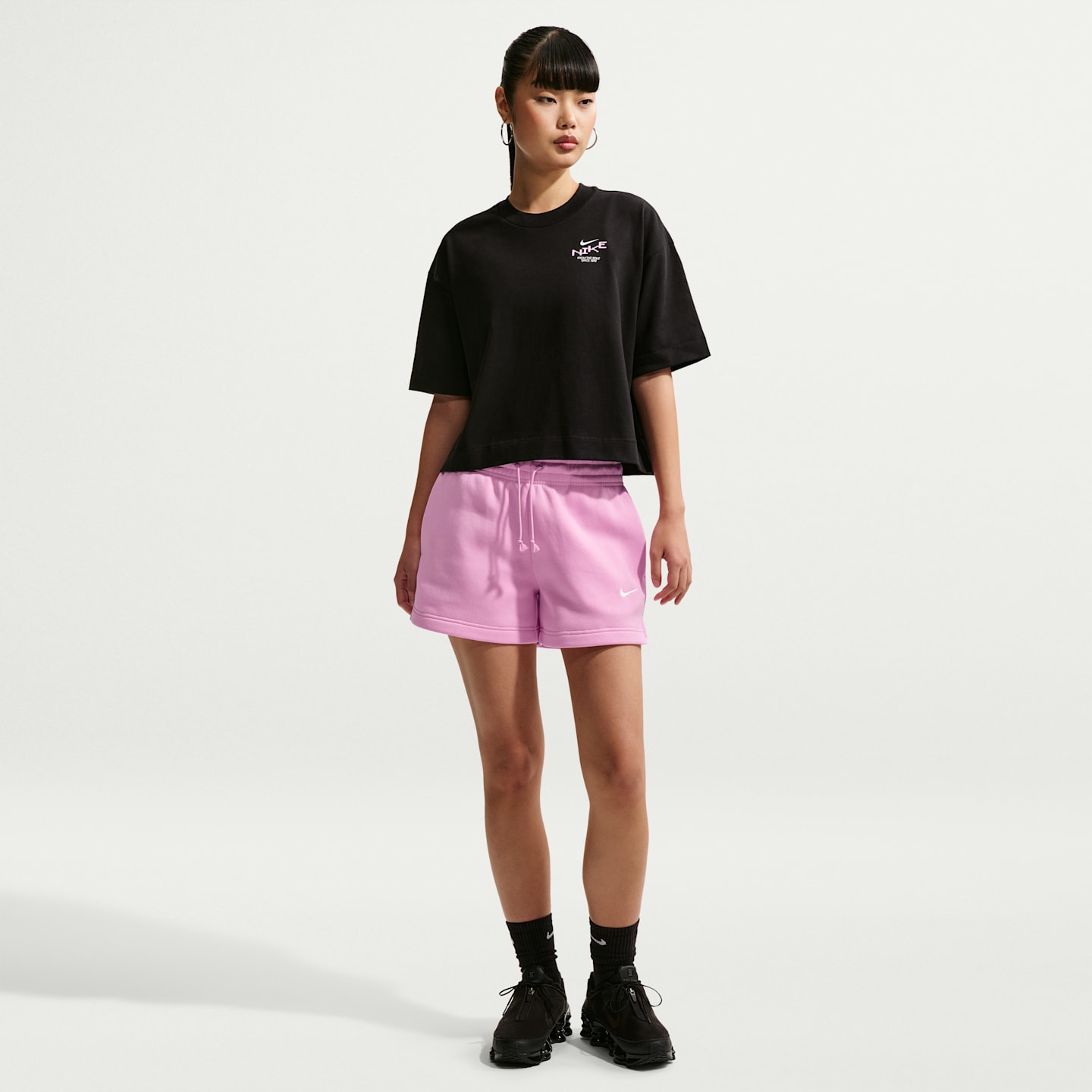 Женская укороченная футболка Nike Sportswear оверсайз, цвет: Чёрный — фото 4