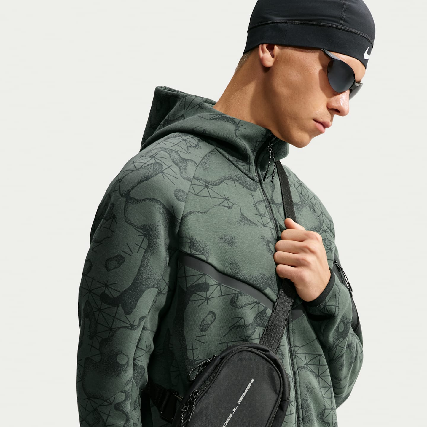 Мужская флисовая куртка Nike Tech Windrunner на молнии с принтом по всей поверхности, цвет: Камуфляжный зелёный / Чёрный еловый — фото 3