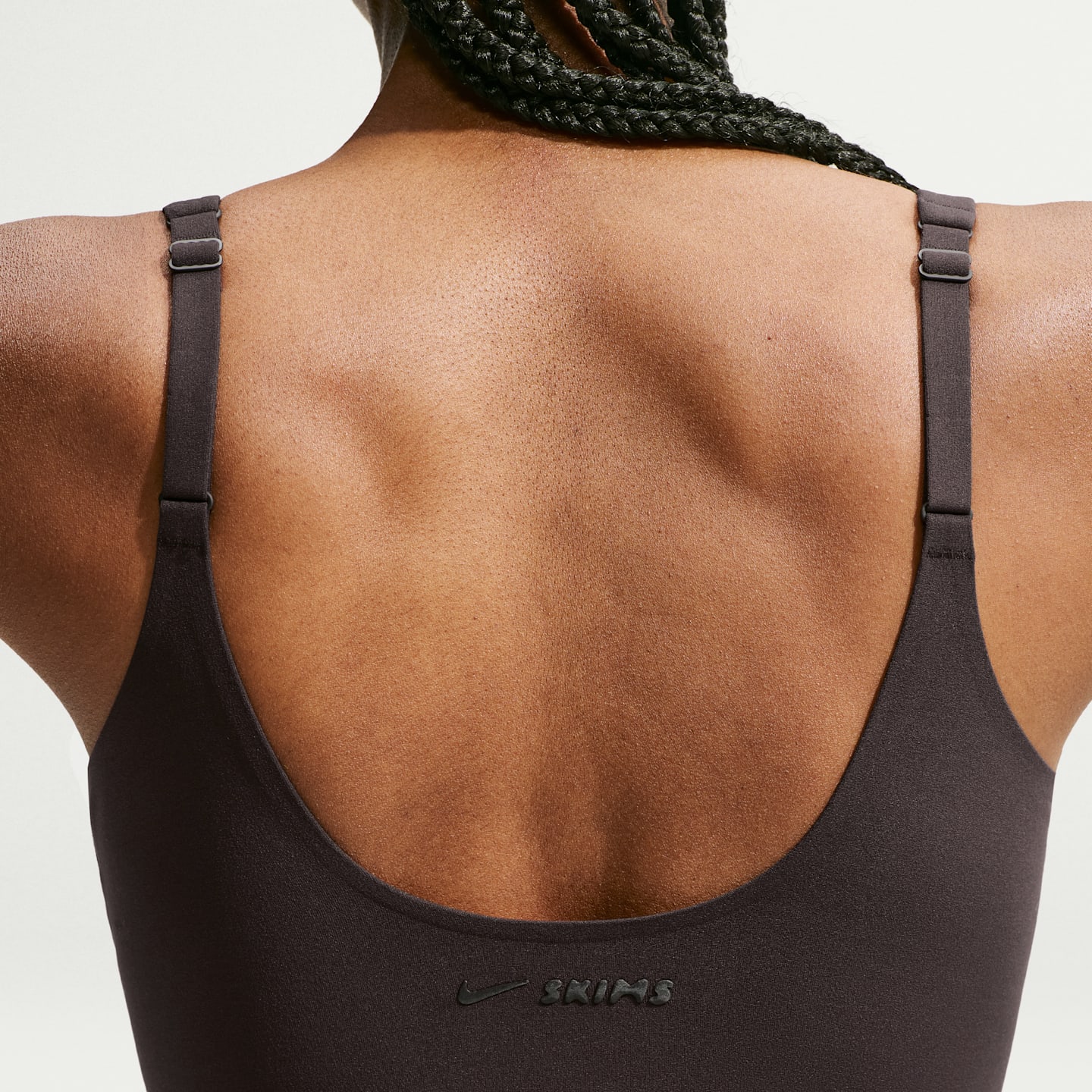Женская майка NikeSKIMS Studio Stretch с глубоким вырезом, цвет: Кофейный — фото 6