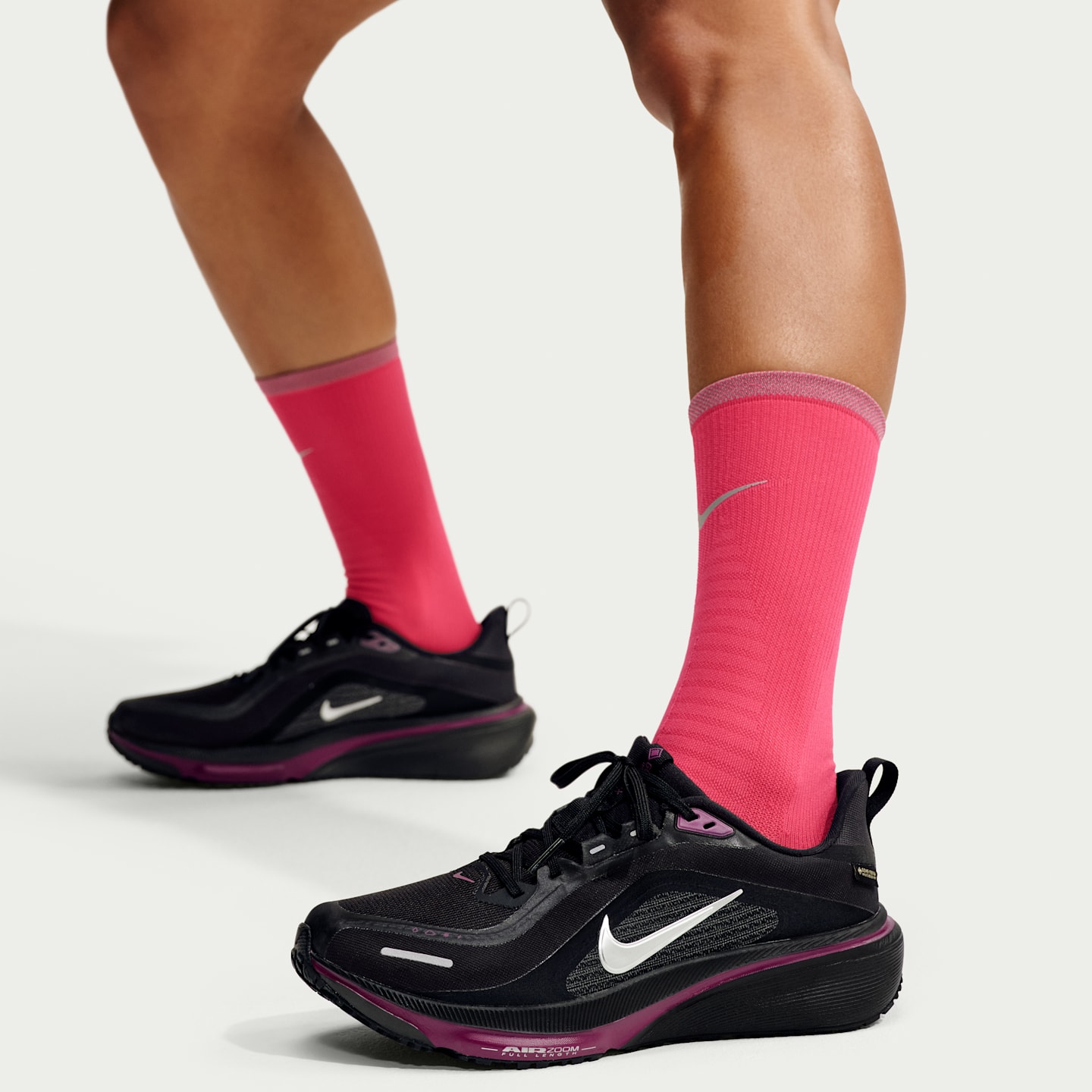 Женские кроссовки Nike Pegasus 42 GORE-TEX Waterproof Road Running, цвет: Чёрный / Ягодный — фото 11