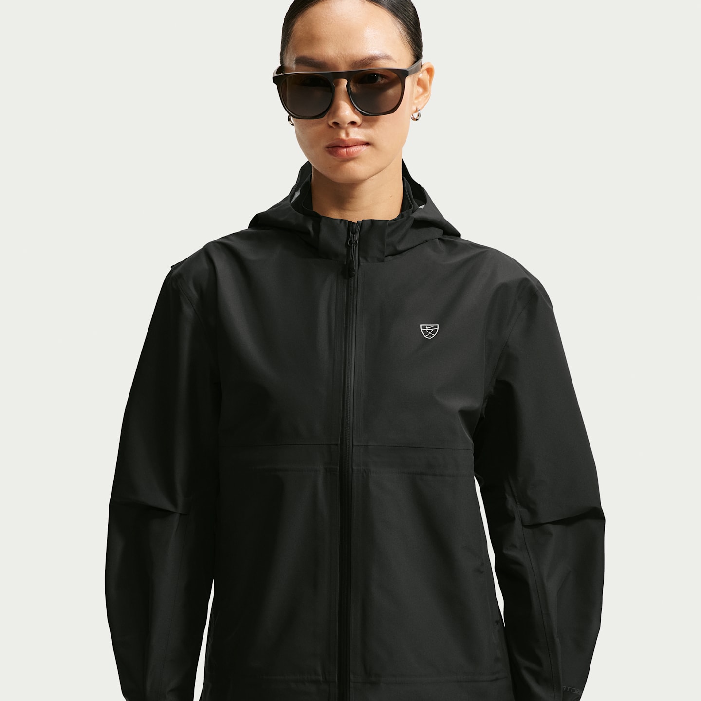 Женская куртка Nike Storm-FIT ADV Golf Full-Zip, цвет: Чёрный / Белый