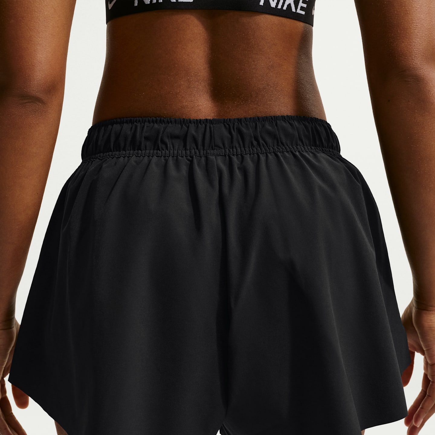 Женские шорты Nike One 3" со средней посадкой и встроенными брифами, цвет: Чёрный / Белый — фото 3