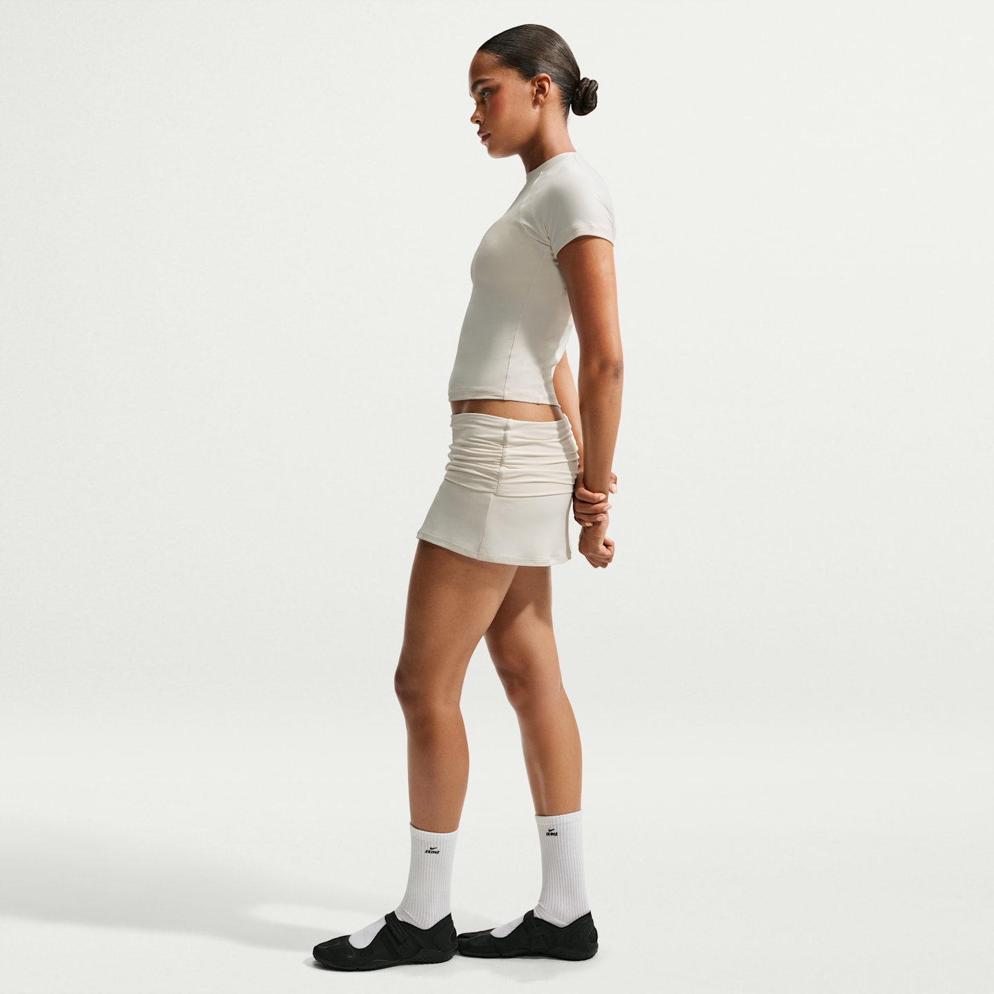 Женская юбка-шорты NikeSKIMS Airy с отворотом на поясе, цвет: Слоновая кость — фото 4