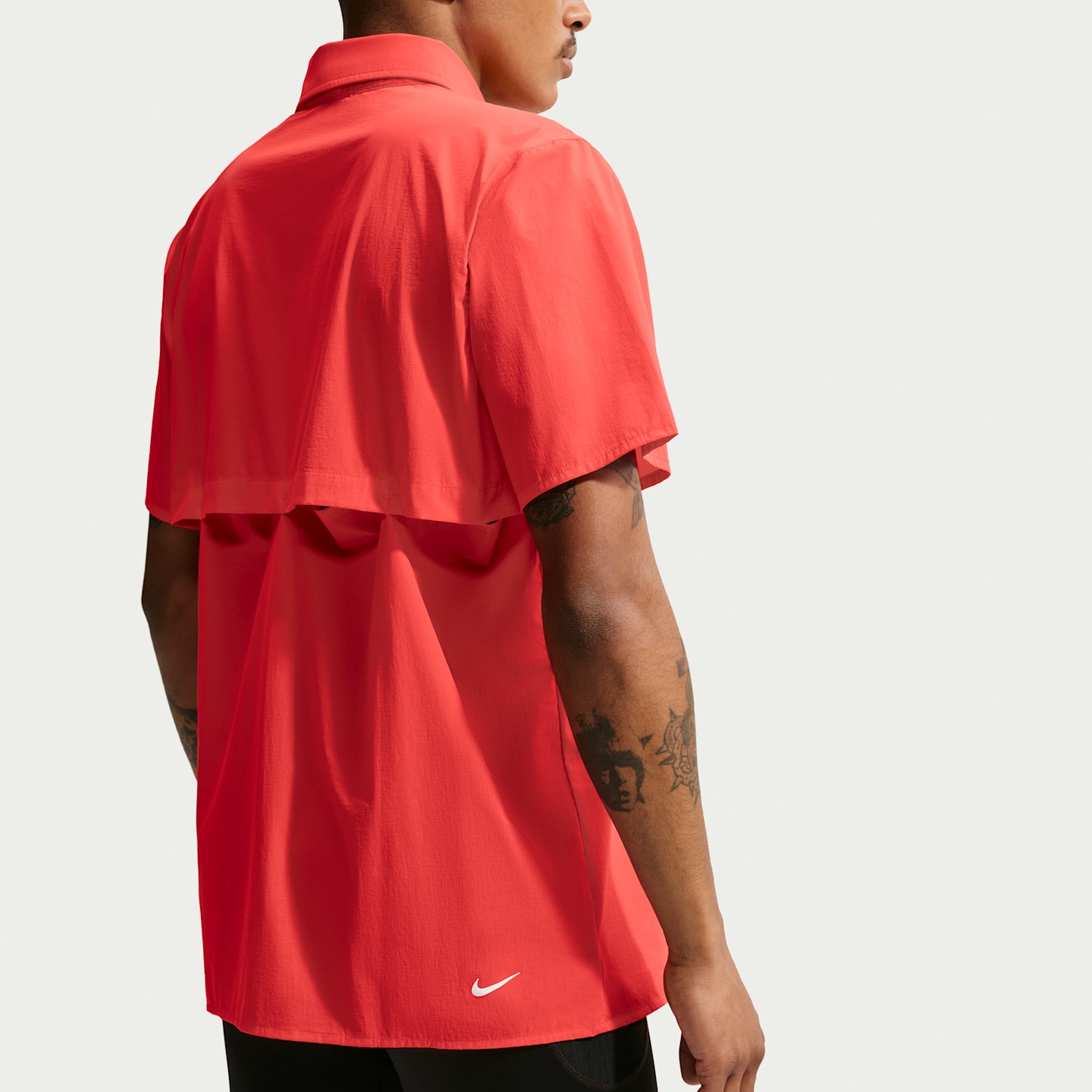 Мужской топ Nike ACG Aireez Button-Up Trail Running Top, цвет: Малиновый / Снежный белый — фото 2