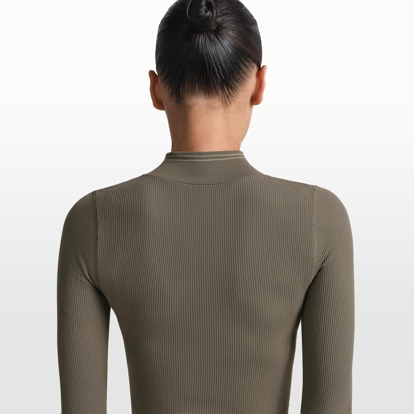 Женская укороченная куртка NikeSKIMS Ribbed Seamless на молнии, цвет: Дюнный — фото 2