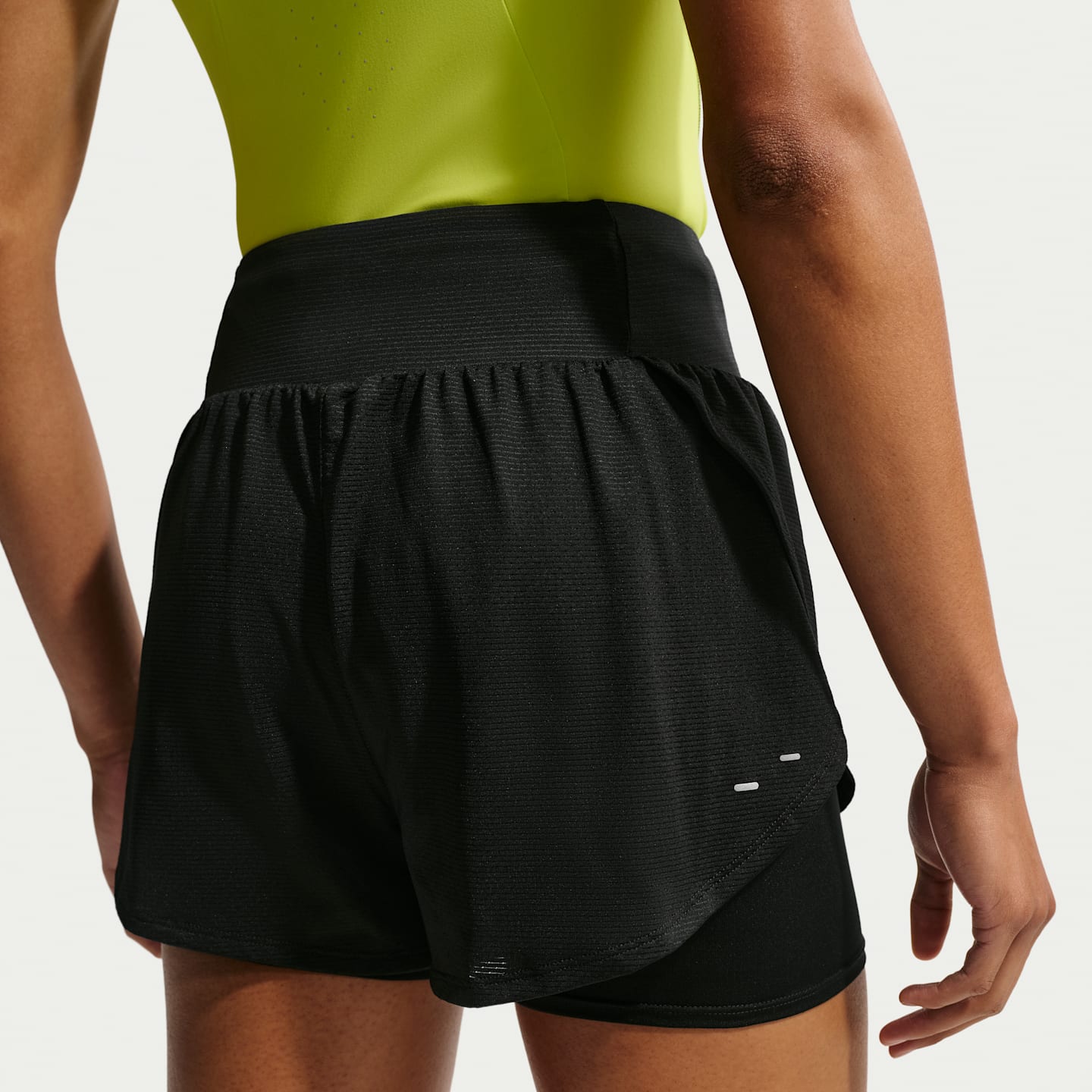 Женские беговые шорты Nike Flow Dri-FIT 2-в-1 из сетки, цвет: Чёрный — фото 3