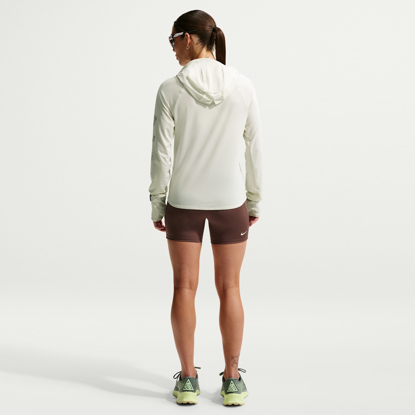 Женский топ Nike ACG "Solar Chase" Dri-FIT UV Protection Hooded Trail Running Top, цвет: Морской / Чёрный еловый — фото 5