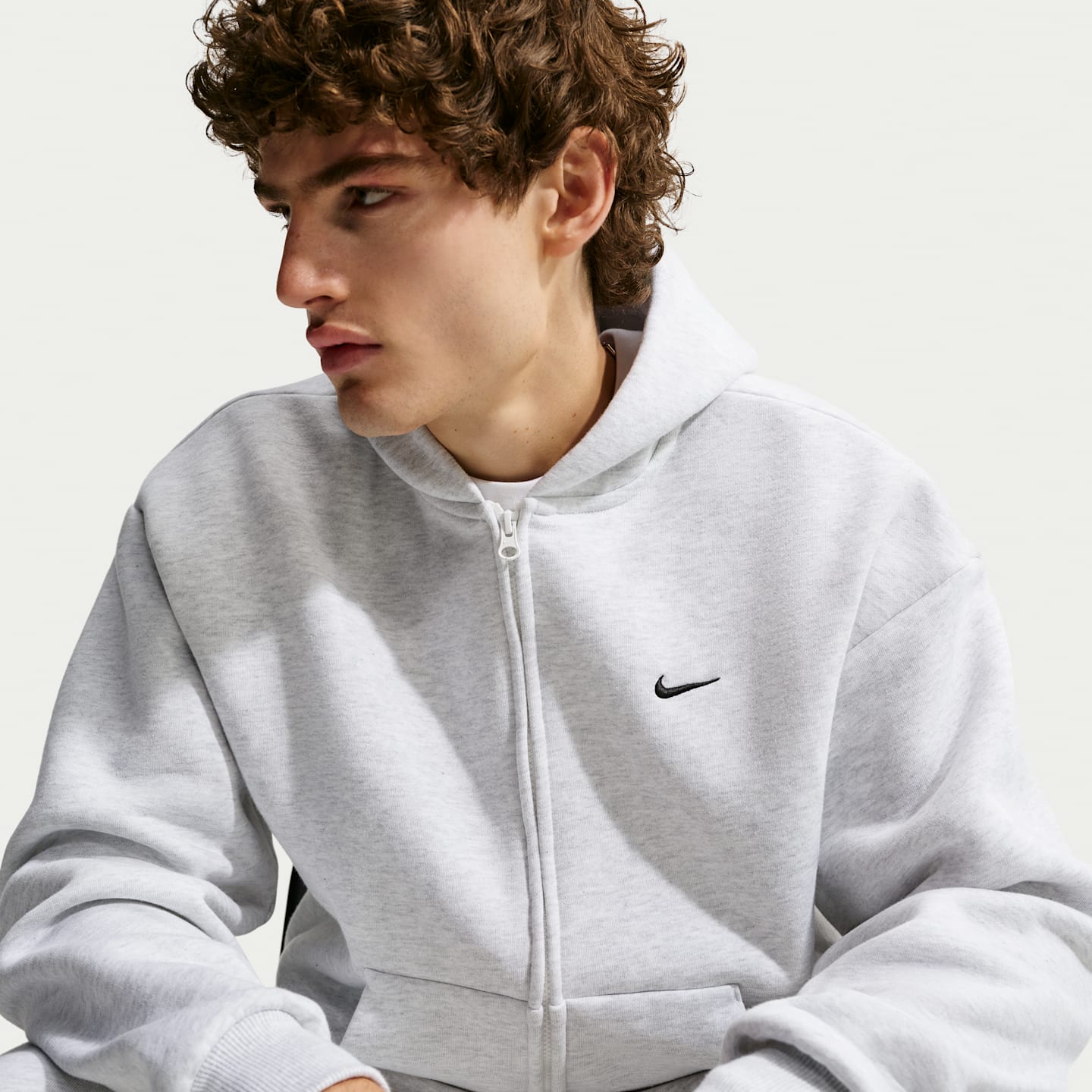 Мужское флисовое худи на молнии Nike Solo, цвет: Берёзовый меланжевый / Чёрный — фото 3