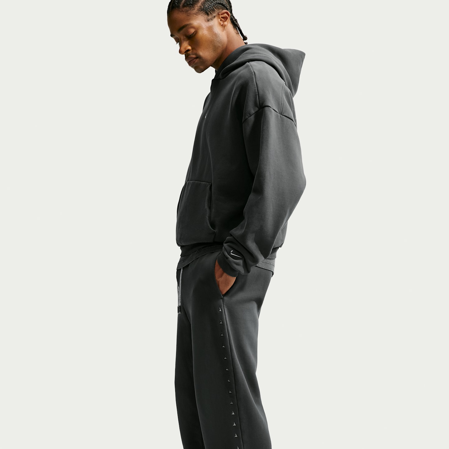 Мужские флисовые баскетбольные брюки Nike Ja Standard Issue Therma-FIT, цвет: Чёрный еловый / Ледяной серебряный — фото 4