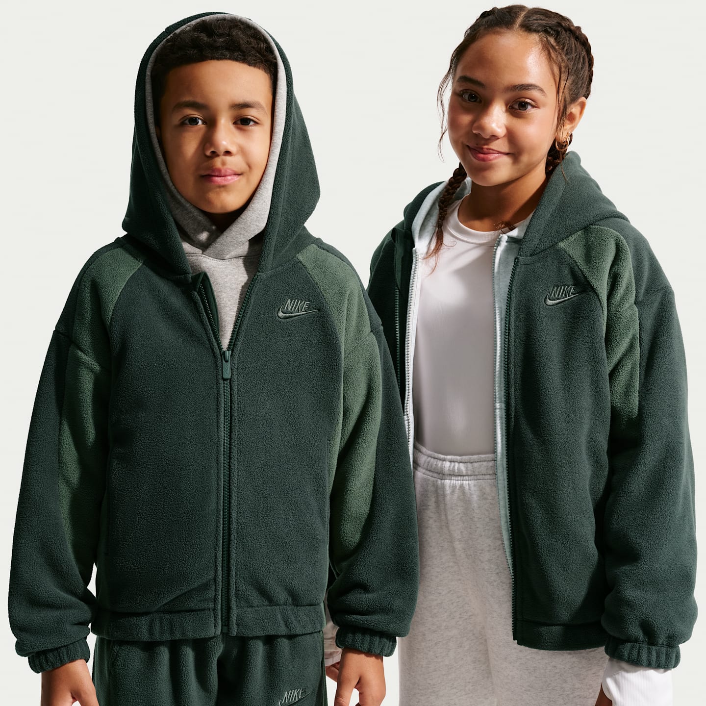 Детское утеплённое флисовое худи на молнии Nike Club, цвет: Чёрный еловый / Камуфляжный зелёный — фото 1