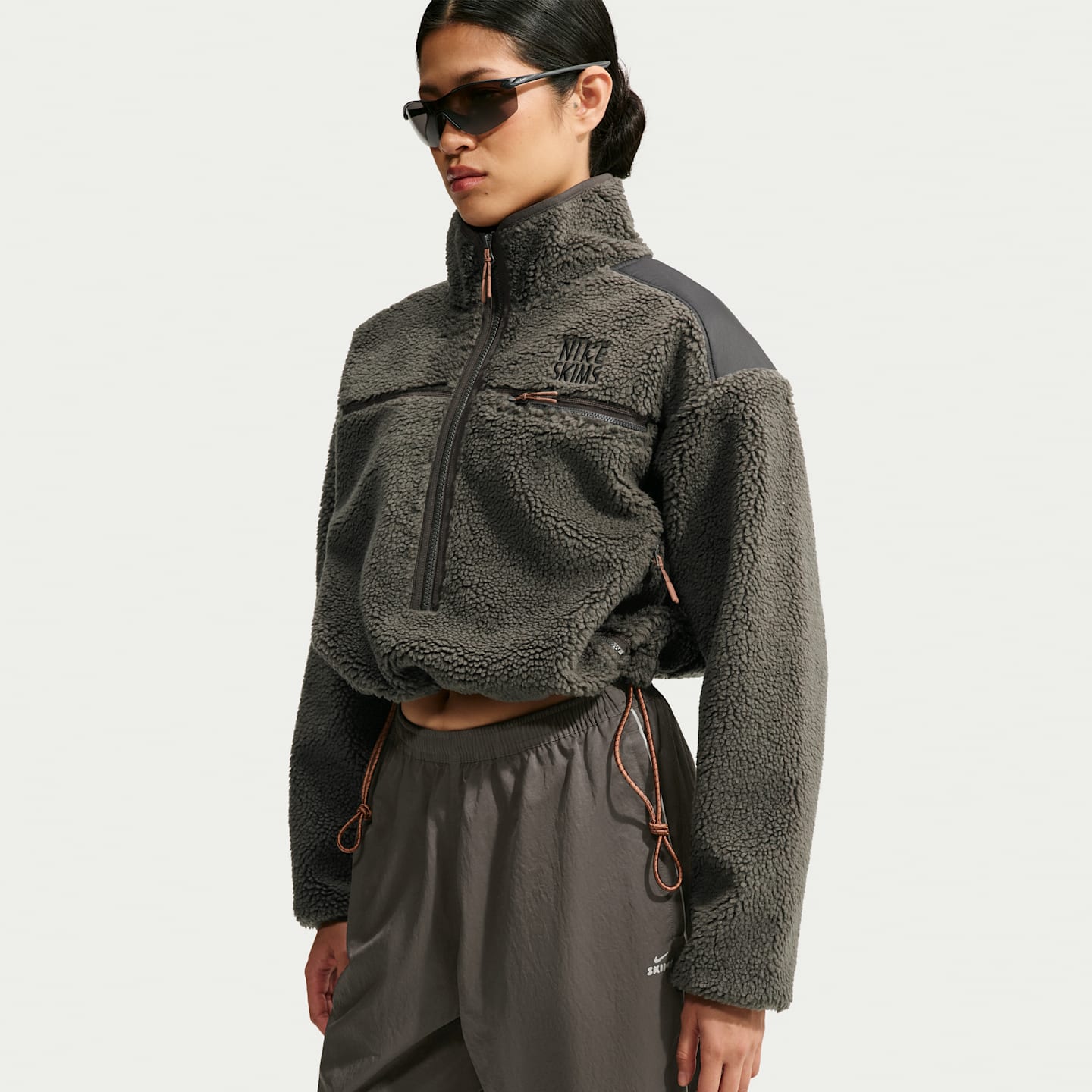Женская куртка NikeSKIMS Sherpa Oversized 3/4-Zip, цвет: Обсидиановый — фото 3