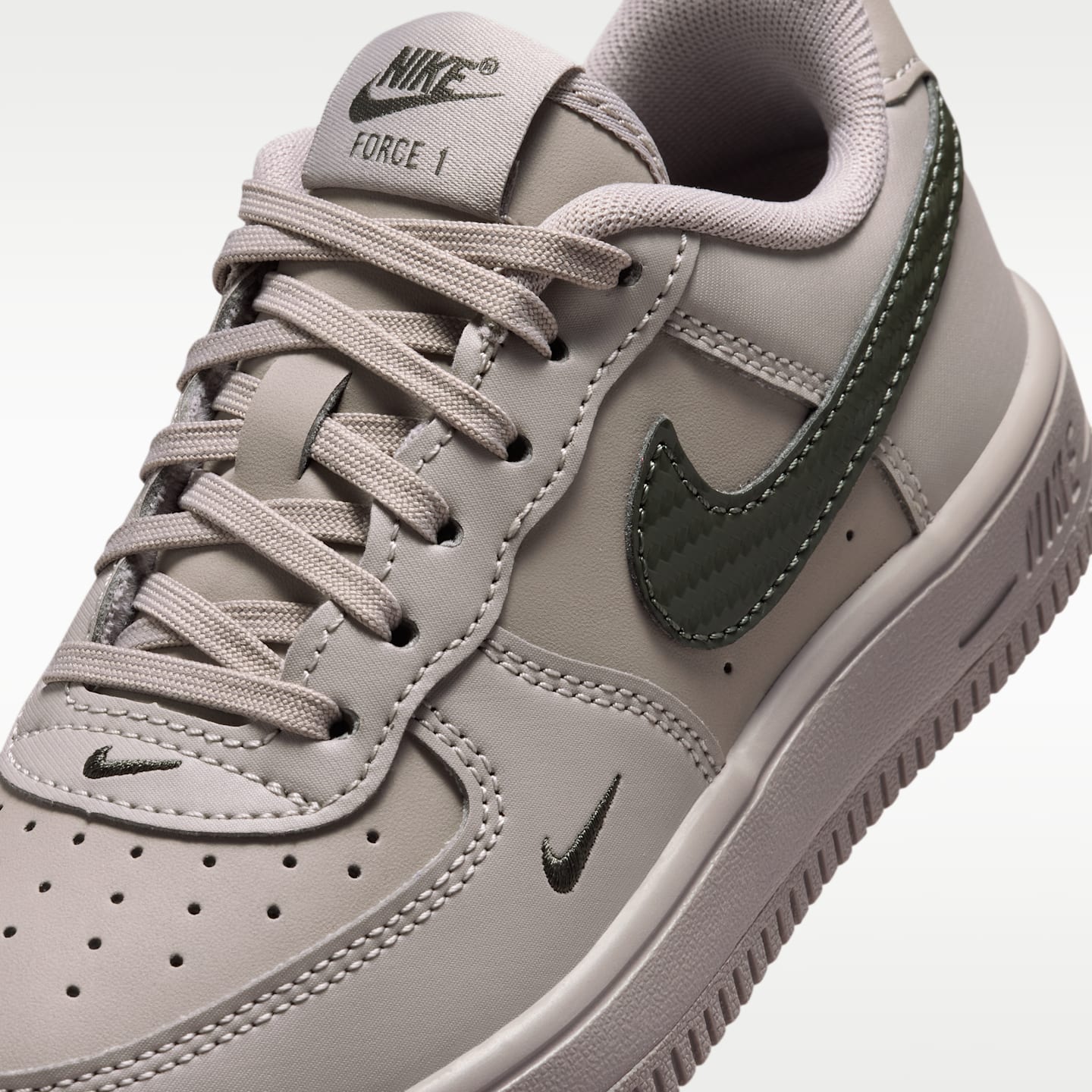 Детские кроссовки Nike Force 1 Tech Essential, цвет: Серый / Newsprint — фото 7