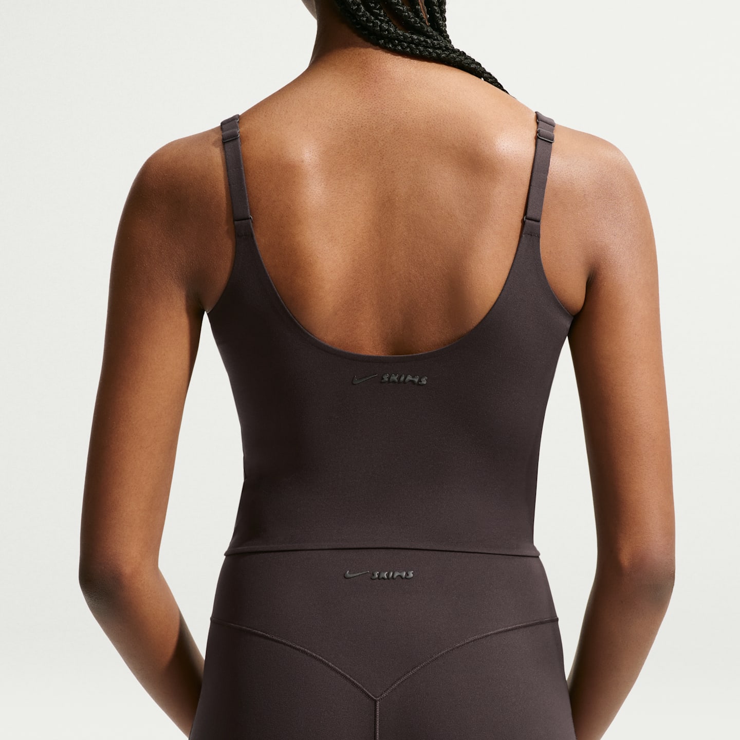 Женская майка NikeSKIMS Studio Stretch с глубоким вырезом, цвет: Кофейный — фото 2