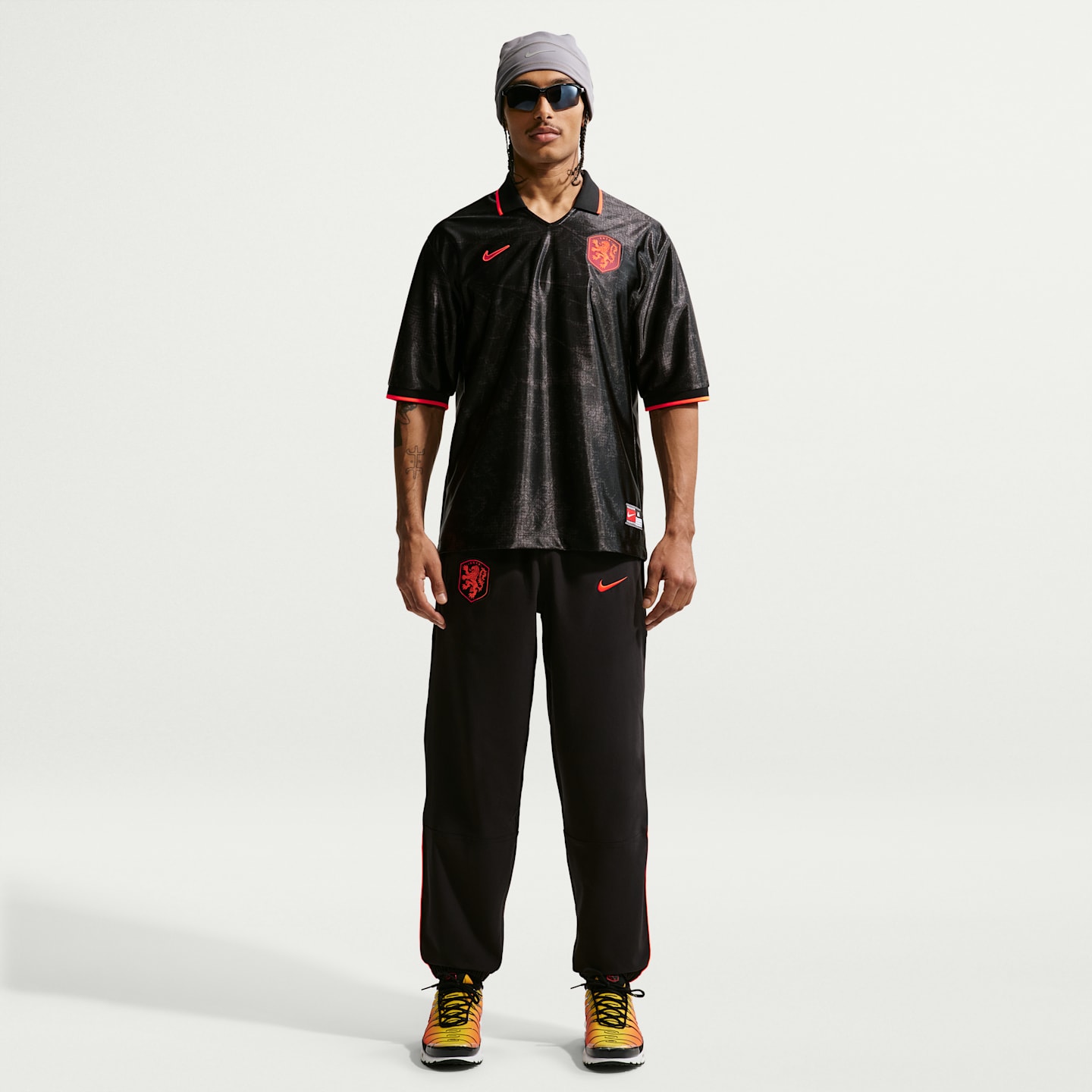 Мужской футбольный топ с коротким рукавом Nike Dri-FIT Netherlands Energy, цвет: Чёрный / Малиновый — фото 4