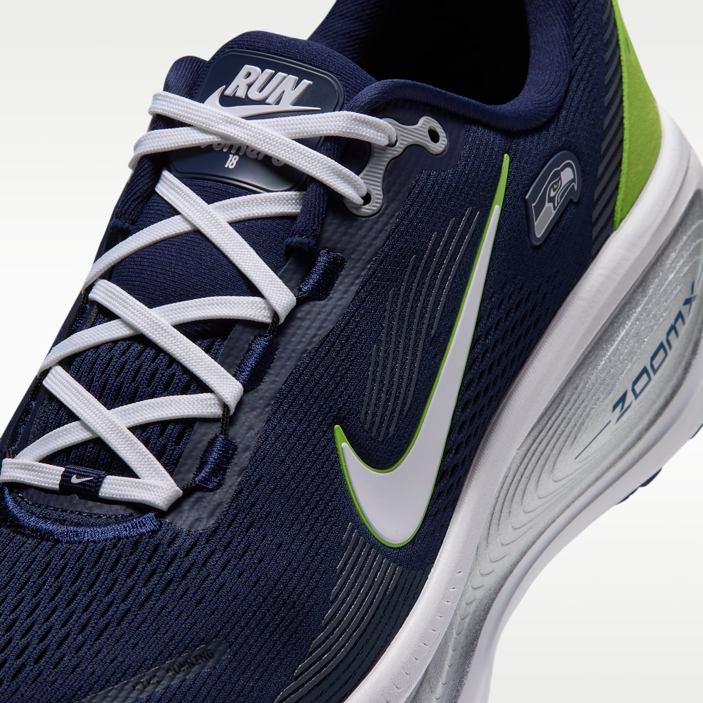 Мужские кроссовки Nike Vomero 18 (Seattle Seahawks) NFL Road Running, цвет: Тёмно-синий / Волчий серый — фото 7