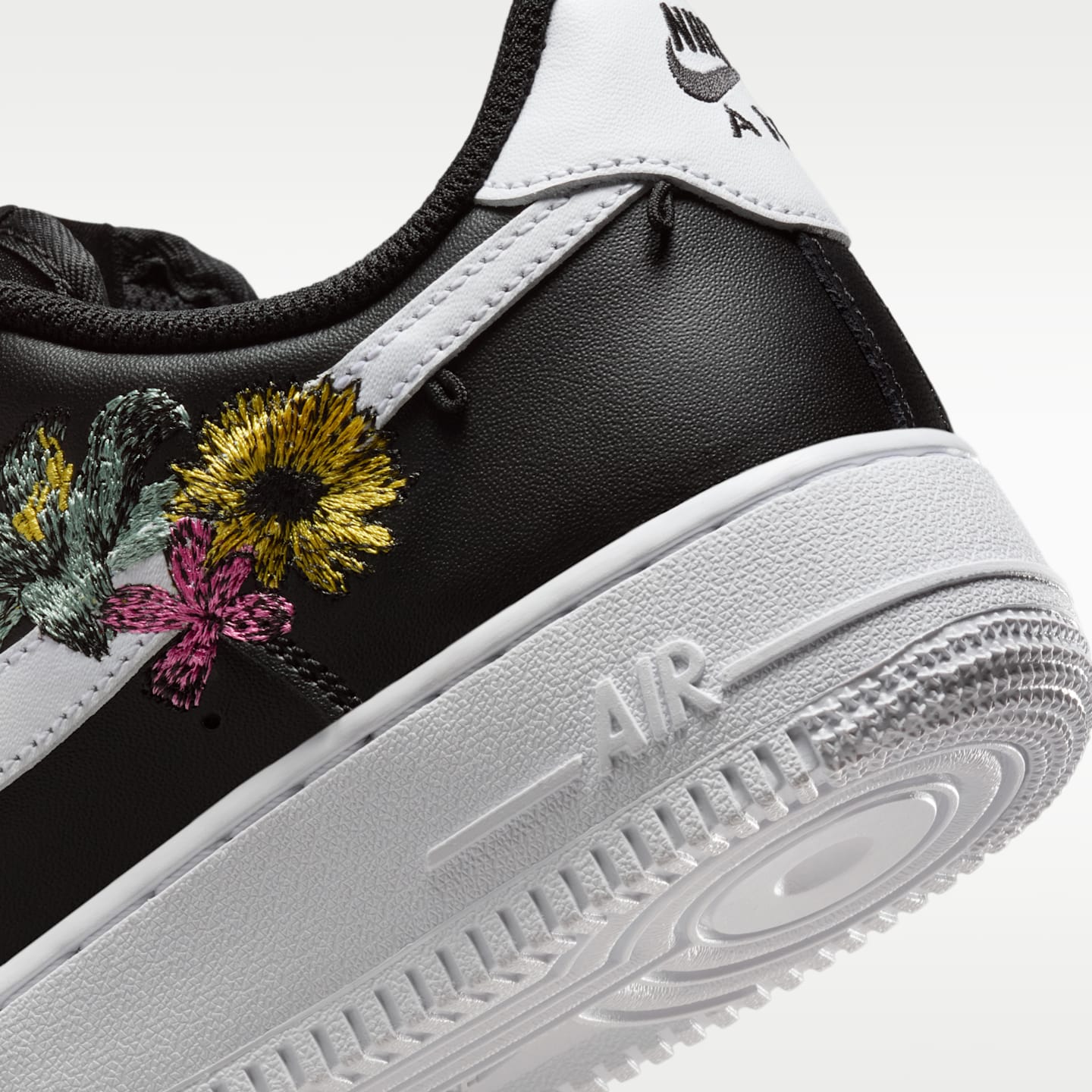 Женские кроссовки Nike Air Force 1 '07 Premium "Flowers", цвет: Чёрный / Металлик золотой — фото 8