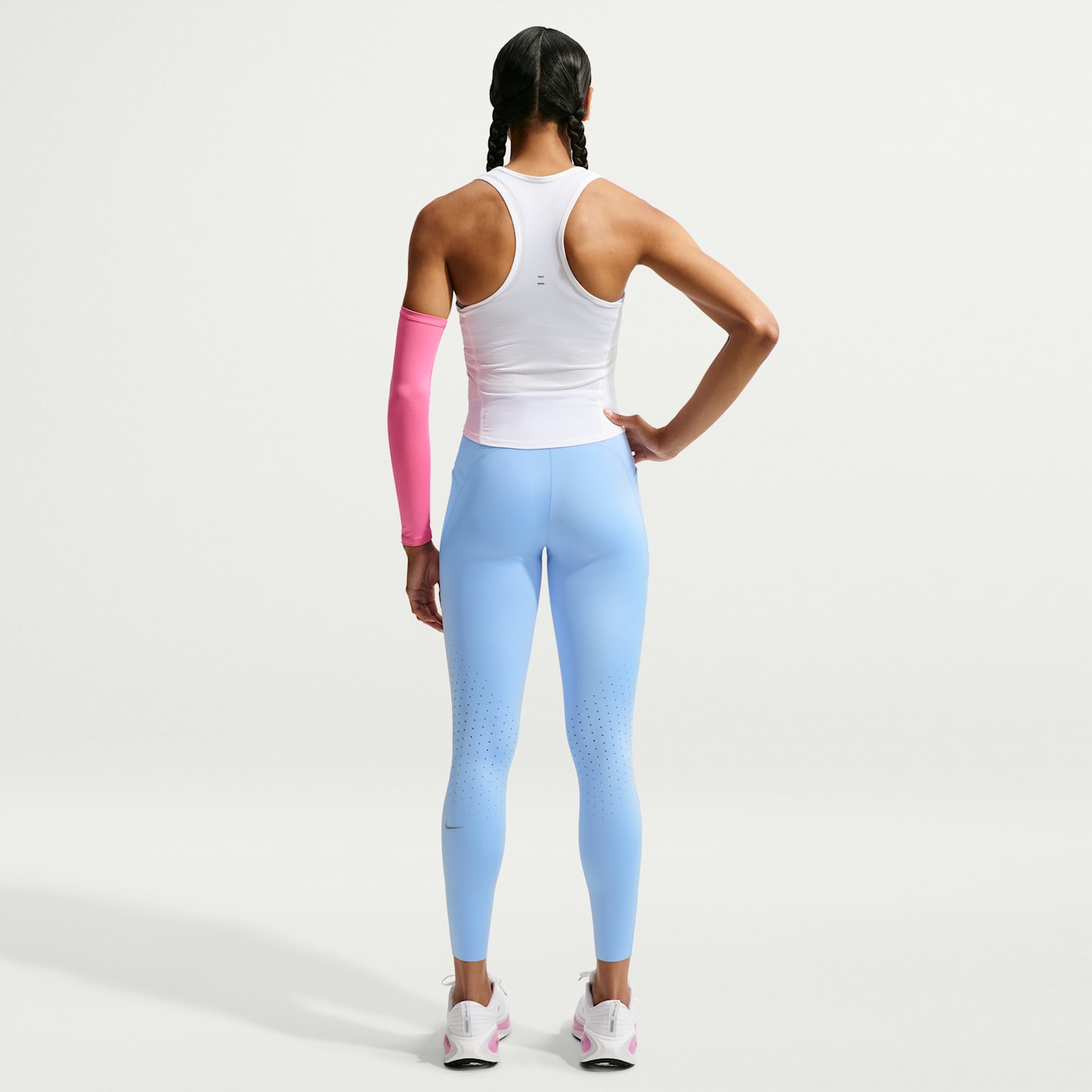 Женские леггинсы Nike Swift High-Waisted 7/8 Running Leggings with Pockets, цвет: Серебристый — фото 5
