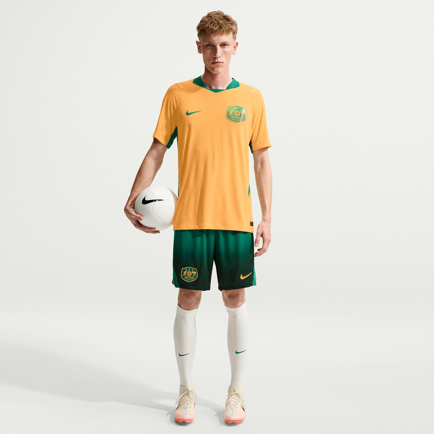 Мужские футбольные шорты Nike Australia 2026 Stadium Home Dri-FIT Replica, цвет: Зелёный / Молочный — фото 1